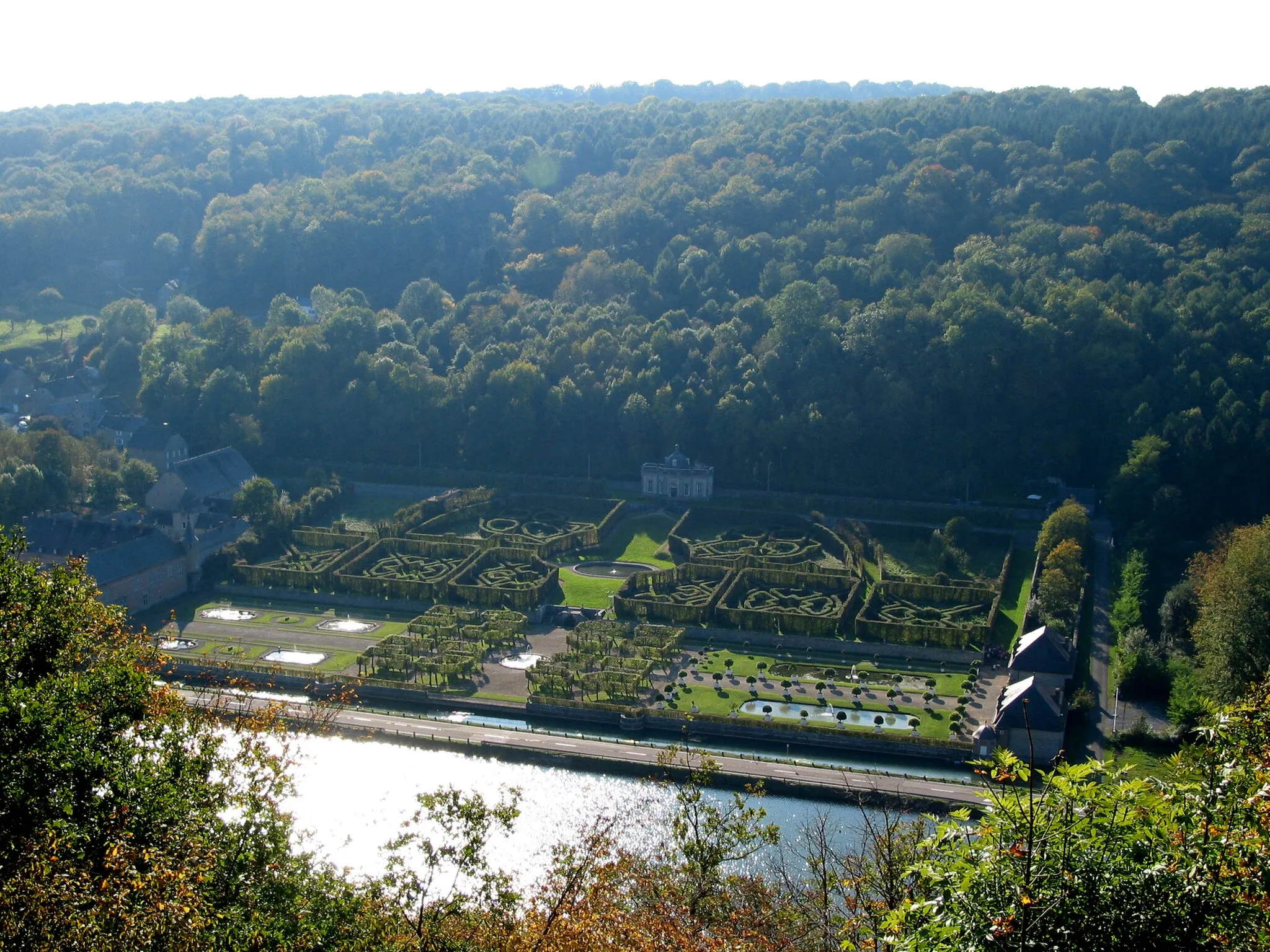 Photo showing: The left bank of the Meuse river between Dinant and Hastière (Belgium) – View on the castle of  Freÿr (Waulsort) and its gardens (XVII/XVIIIth centuries) from the Anseremme-Beauraing road.