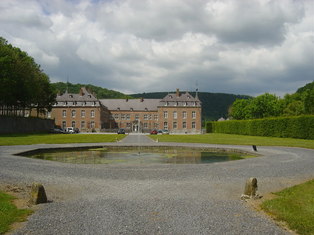 Photo showing: View on the castle of  Freÿr (Waulsort) and its gardens (XVII/XVIIIth centuries) from the entry gate