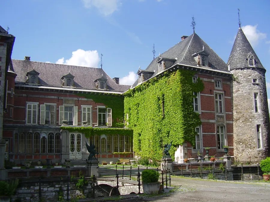 Photo showing: Main courtyard of the castle of Hermalle-sous-Huy, Belgium, 17th century. The tower (on the right side) is the trace of the castle of the 12th century.