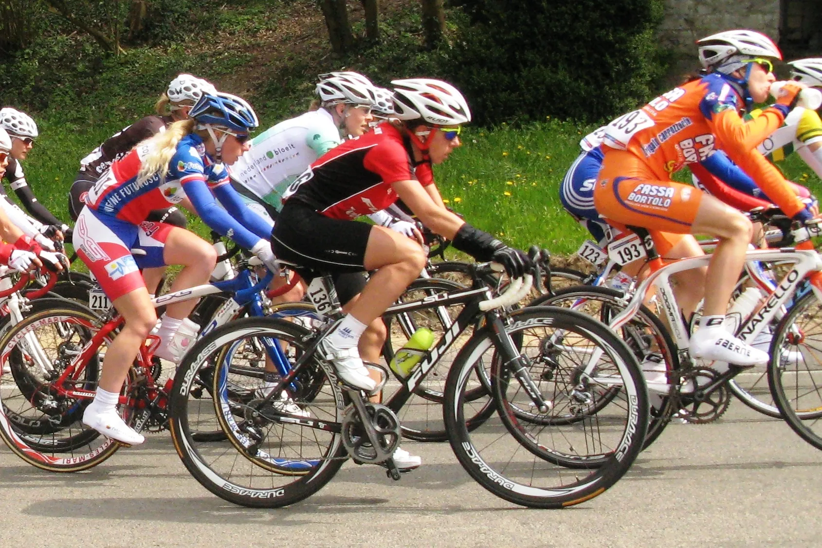 Photo showing: Trixi Worrack in the Côte de Ben-Ahin near Huy in the 2010 Ladies Flèche Wallonne (N° 136) on the right Valentina Carretta (N° 193) on the left Christel Ferrier-Bruneau (N° 211)