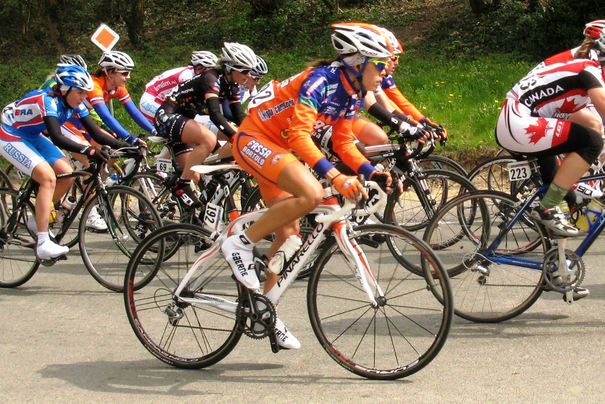Photo showing: Elana Berlato at the 2010 Flèche Wallonne Ladies climbing the Ben-Ahin hill near Huy