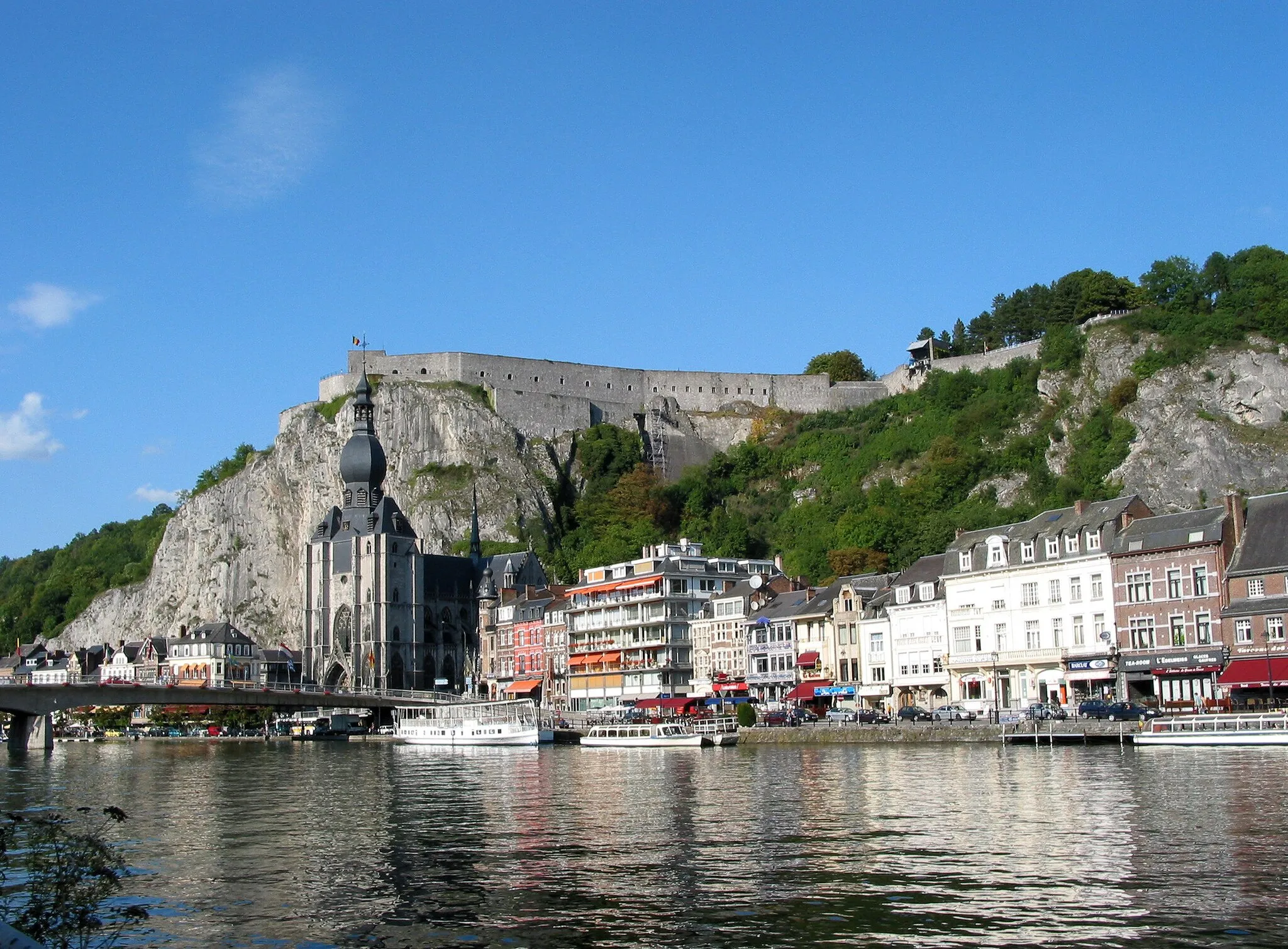 Photo showing: Dinant (Belgium), the Meuse (river), , the city, the collegiate church of Notre-Dame and the Citadel.