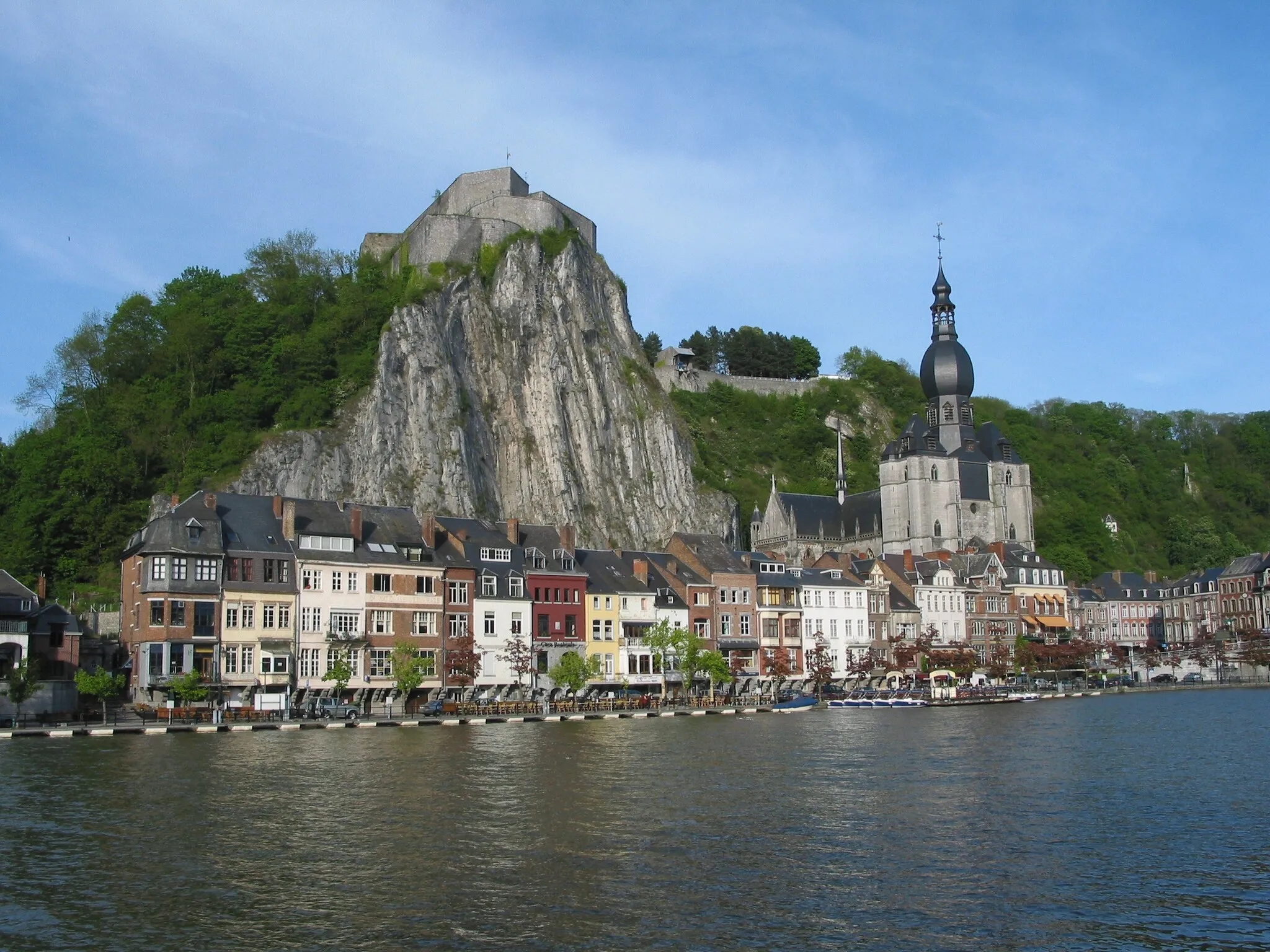 Photo showing: Dinant (Belgium), the Meuse (river), , the city, the collegiate church of Notre-Dame and the Citadel.