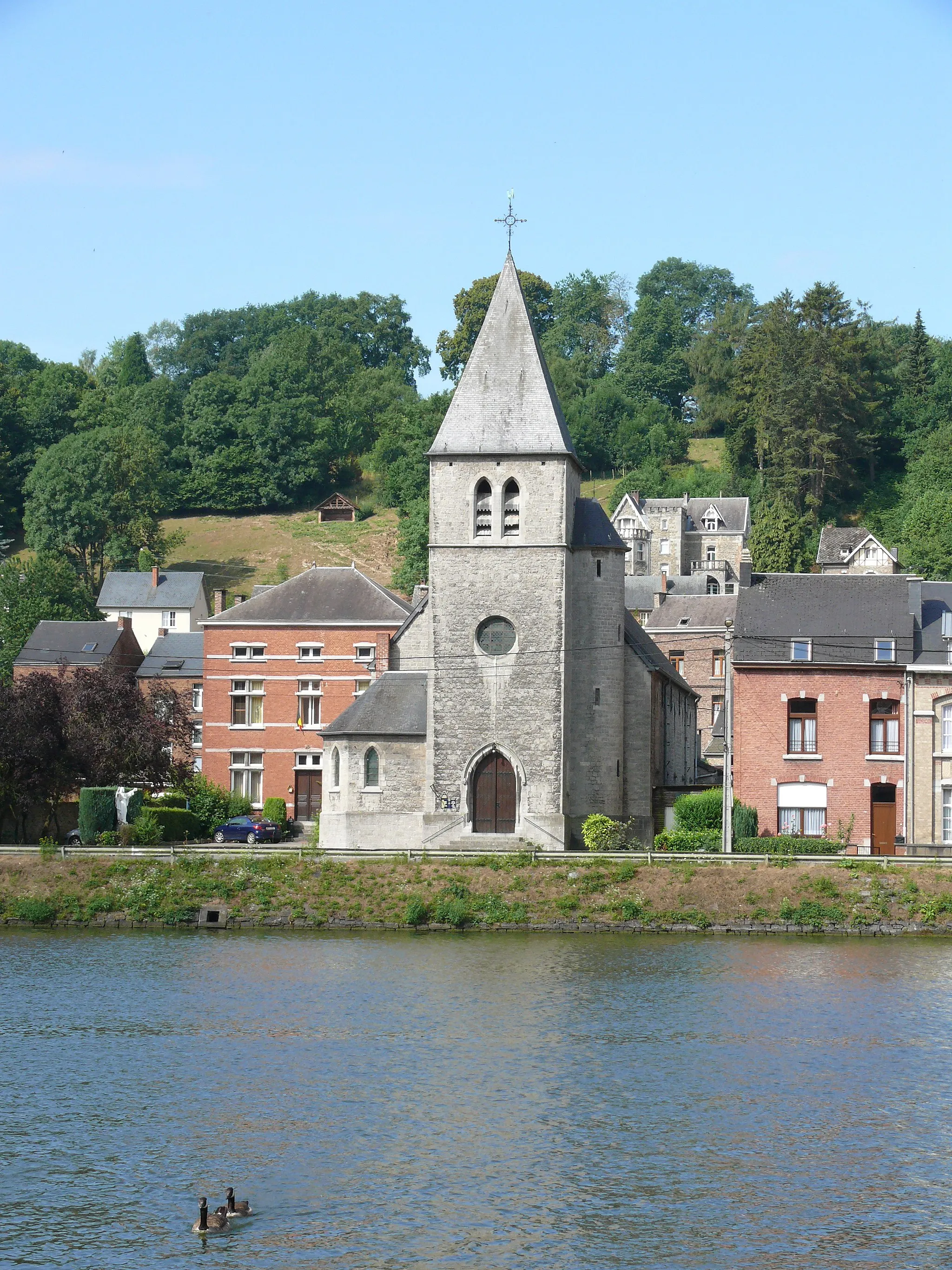 Photo showing: The church of Neffe, a quartier of Dinant.
