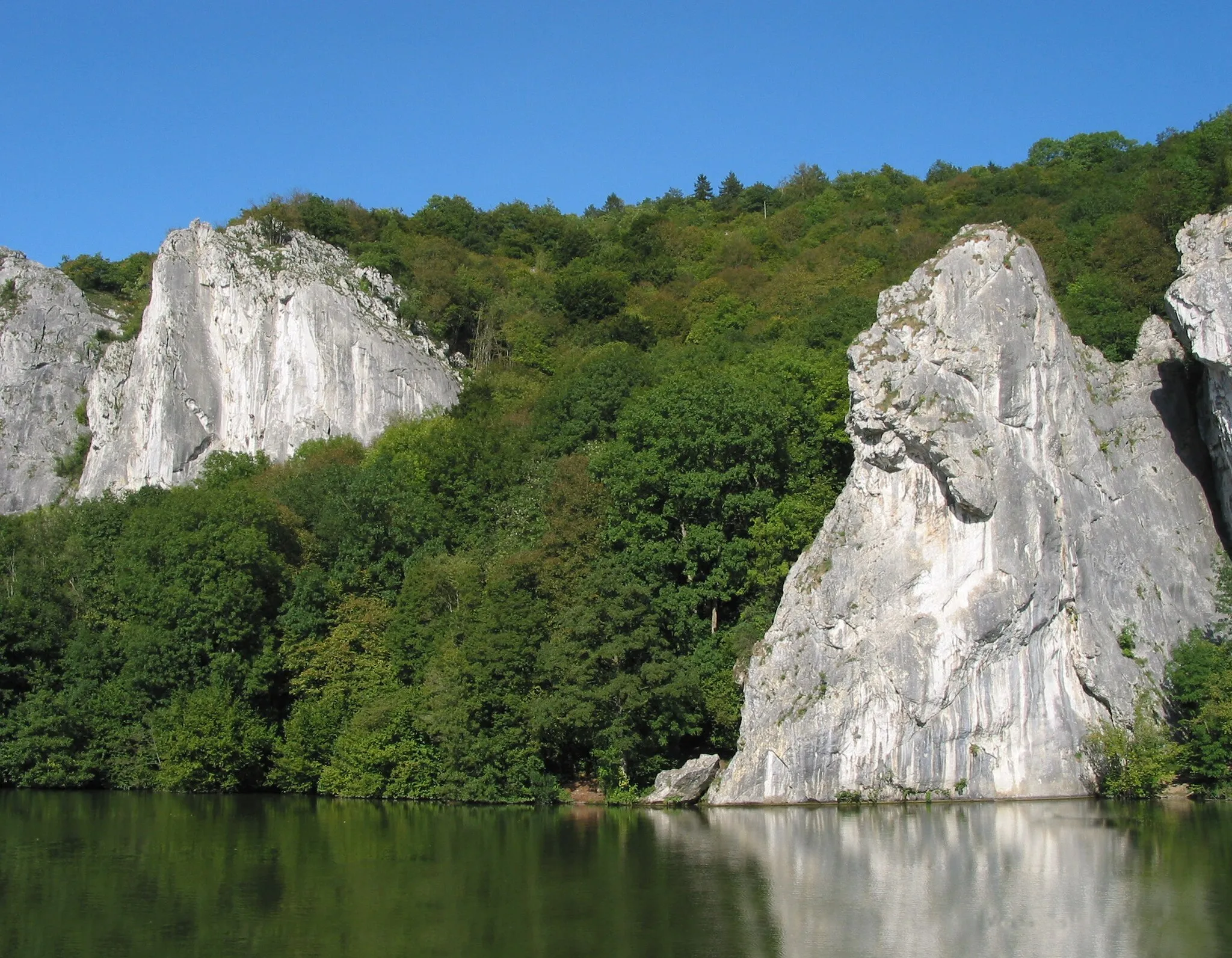 Photo showing: The Freÿr Rocks and the Meuse river between Waulsort and Anseremme (Belgium).