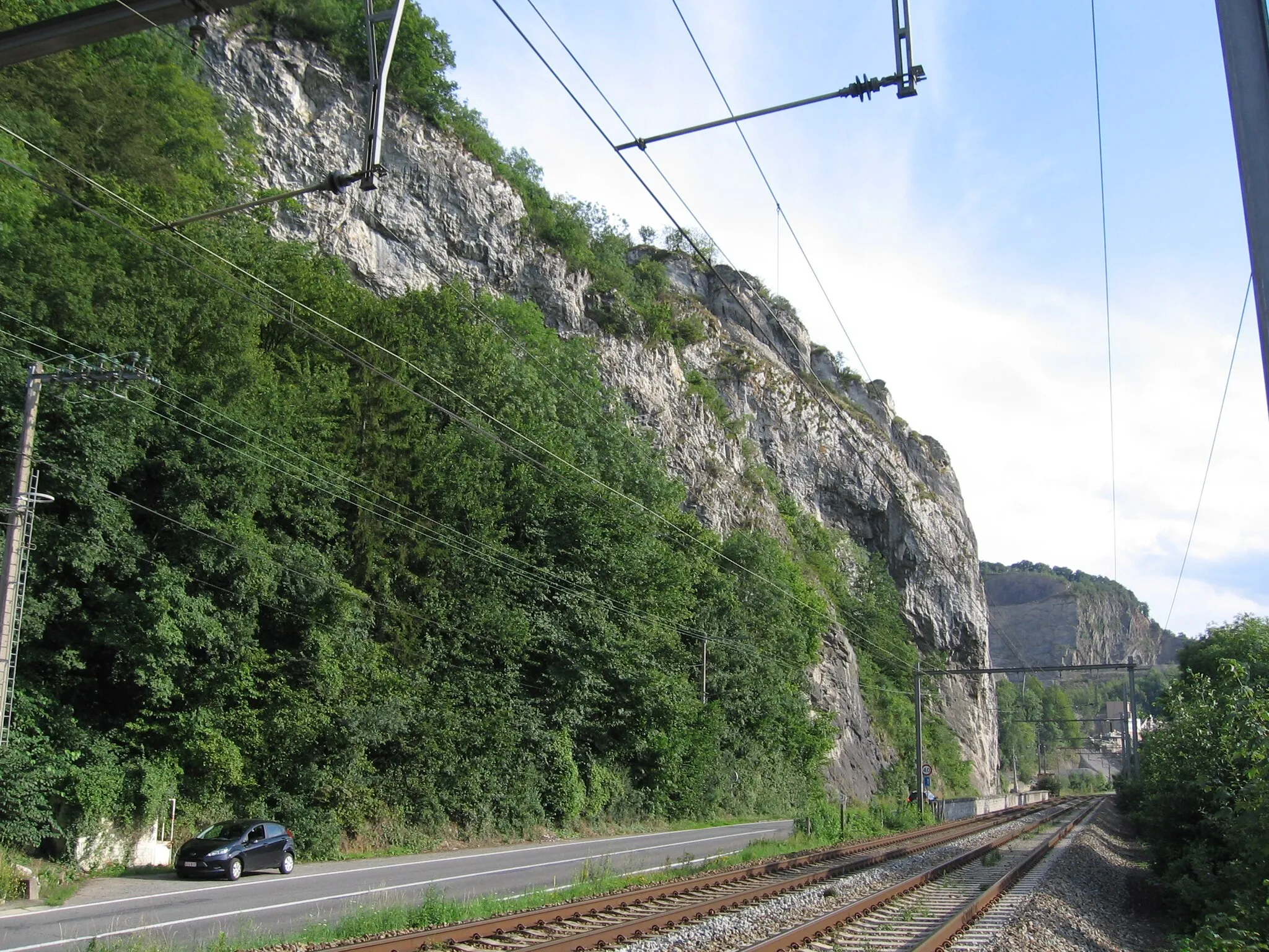 Photo showing: The Tailfer Rock with the Namur-Dinant railway line, at Tailfer, Lustin (near Namur, Belgium).