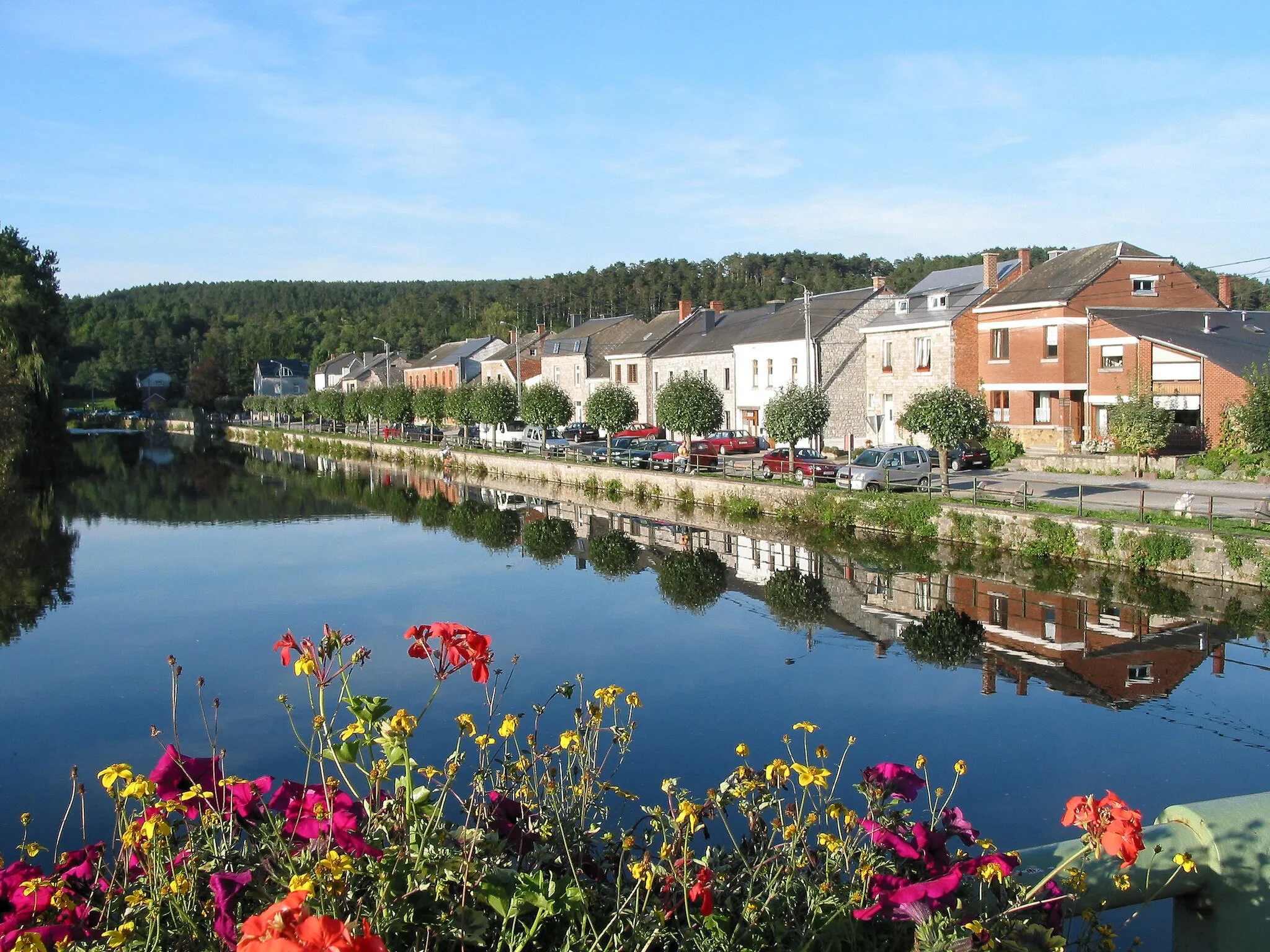 Photo showing: Han-sur-Lesse Belgium, the Lesse river and the rue du Plan d'Eau.