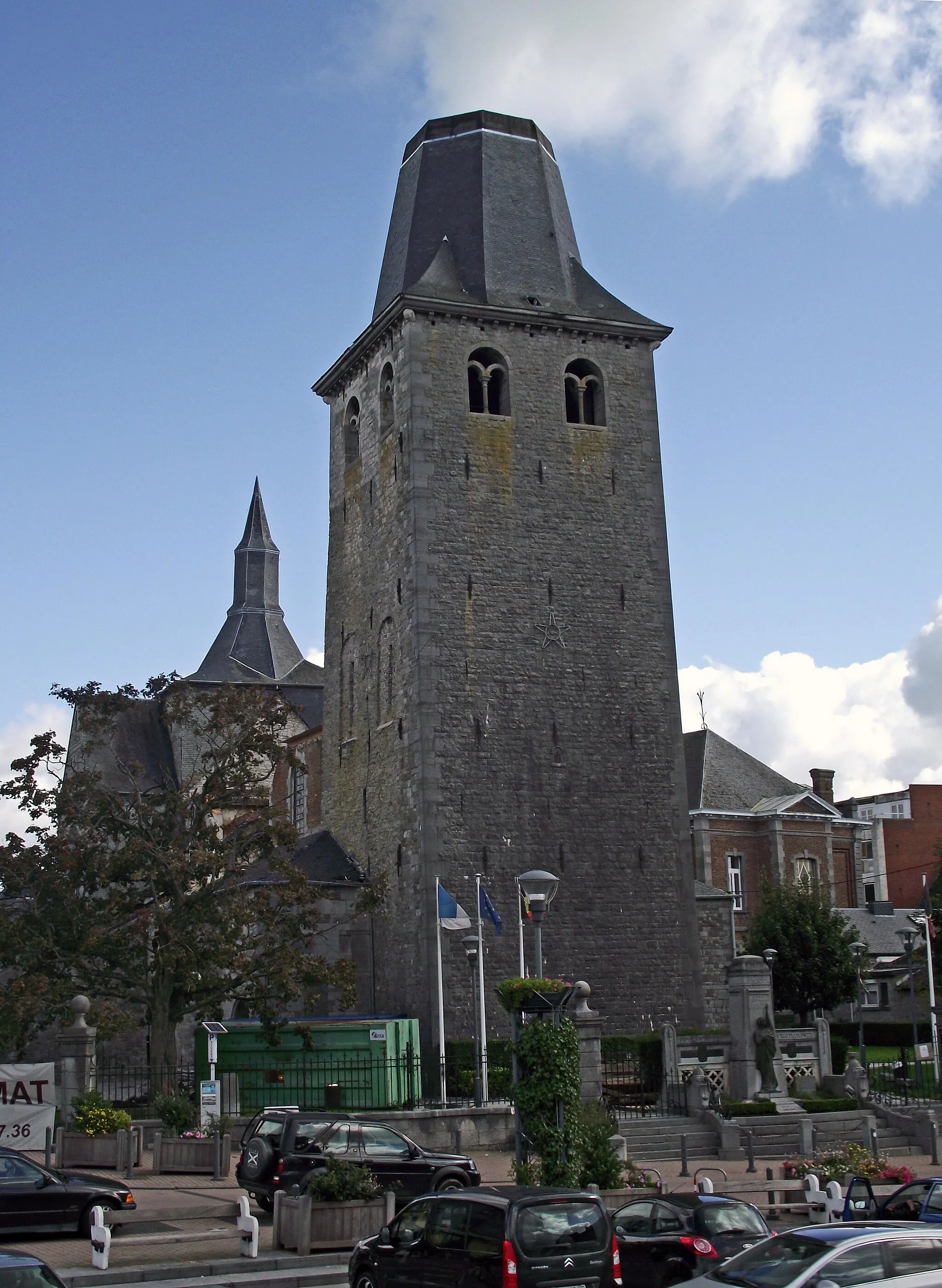 Photo showing: The storm of 14 july 2010 destroyed the churchtower and a big part of the roof of the church. The tower is temporarely shortened, while the rest of the church is rebuild.