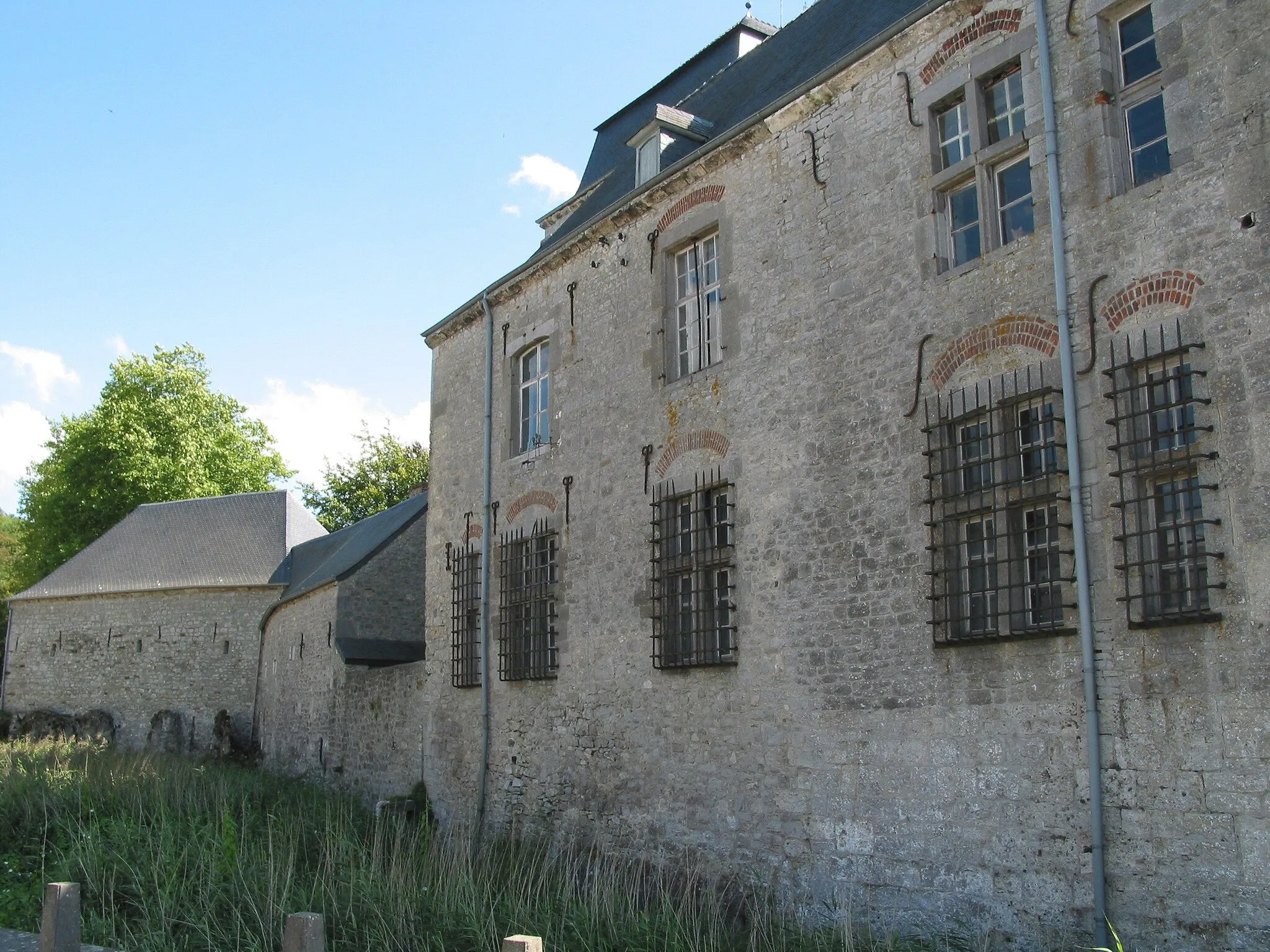 Photo showing: Roly (Belgique), côté septentrional du château-ferme des Seigneurs de Roly (XIV/XVIe siècles).