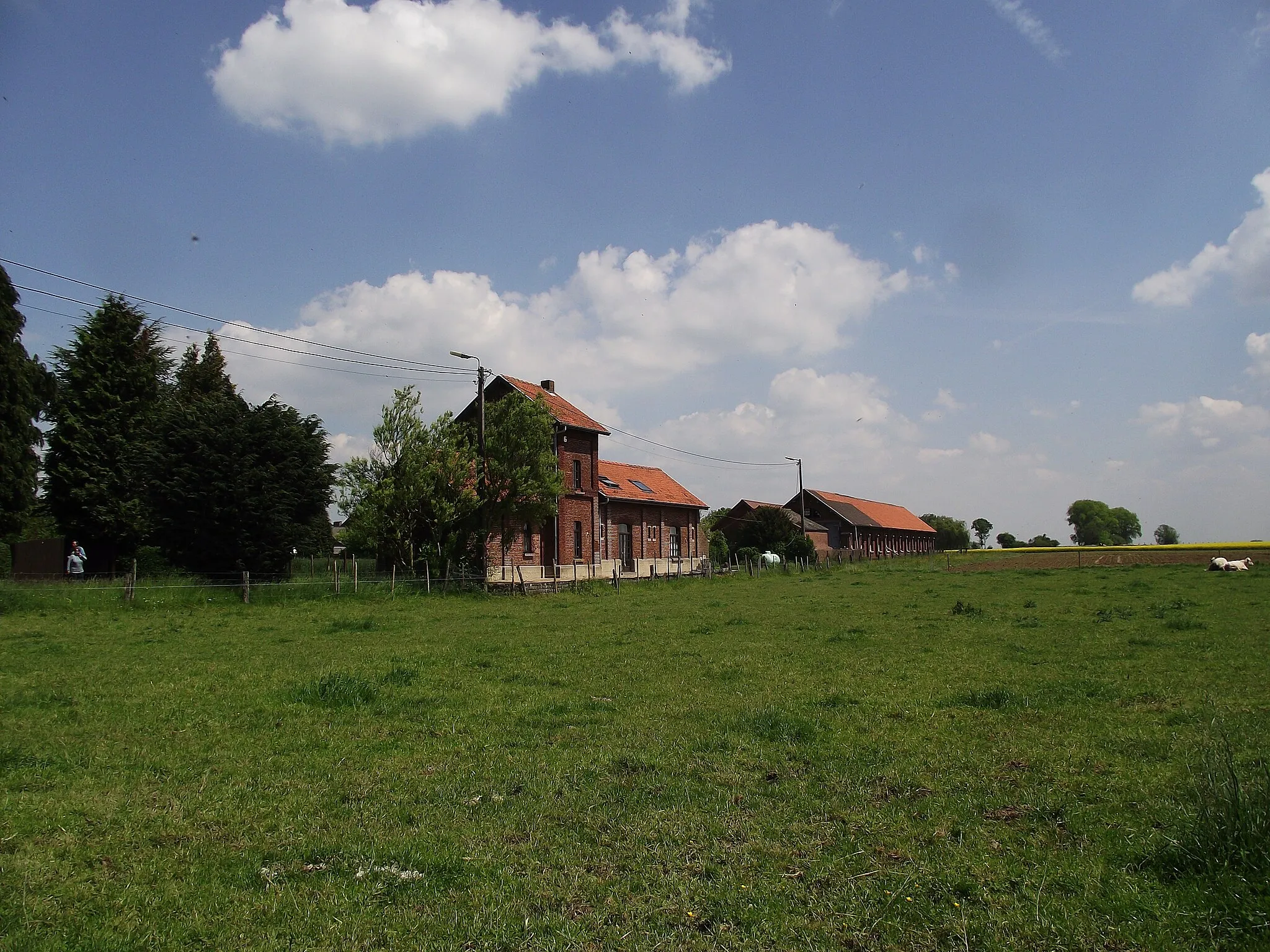 Photo showing: De vroegere stelplaats en station van de buurtspoorwegen in Sart-Risbart. De stationsgebouwen zijn nu bewoond en privé eigendom.