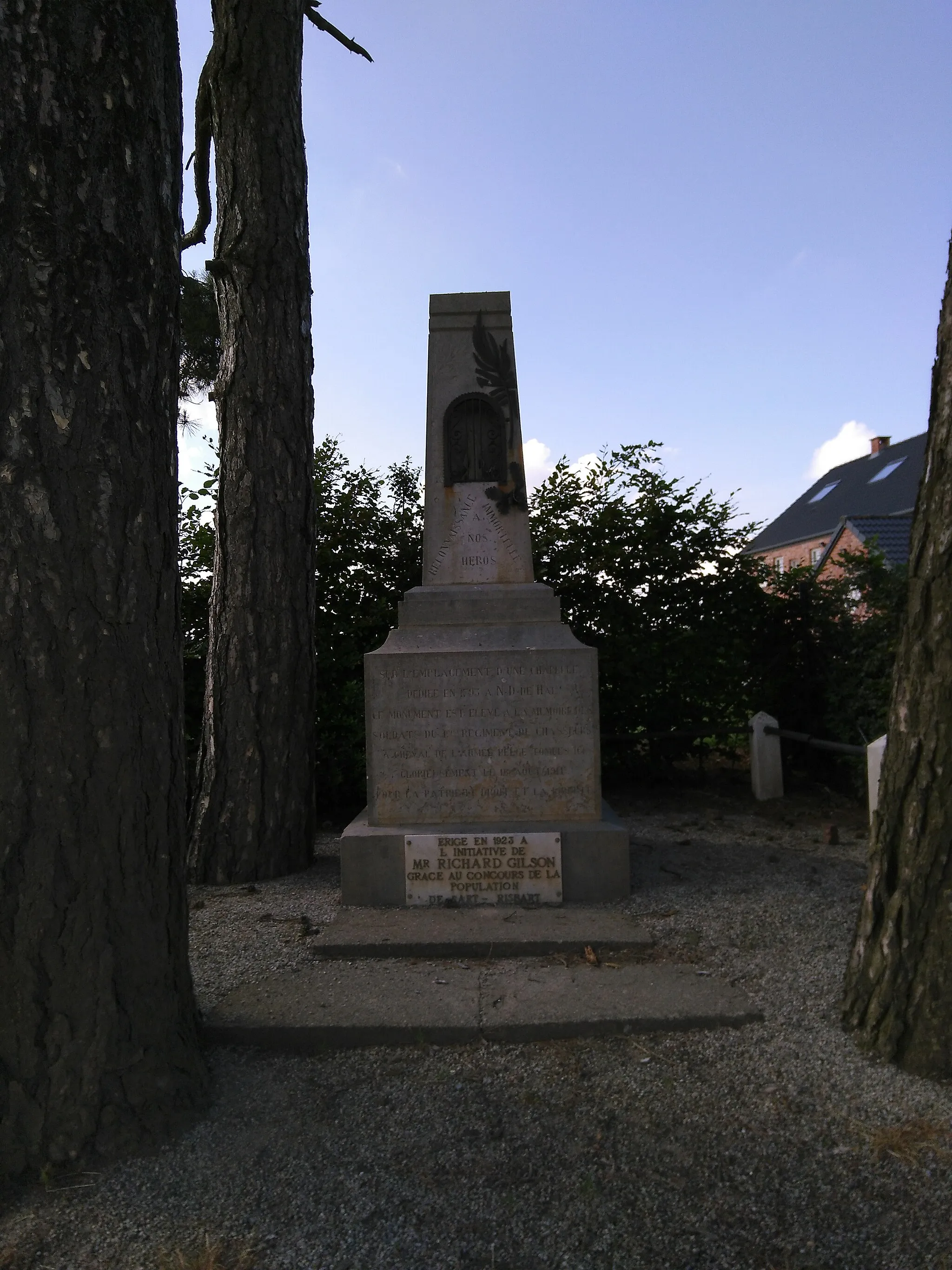 Photo showing: Mémorial en l'honneur des hommes du 1er régiment de Chasseurs à cheval tombés en ce lieu lors de la bataille de Sart-Risbart en 1914.