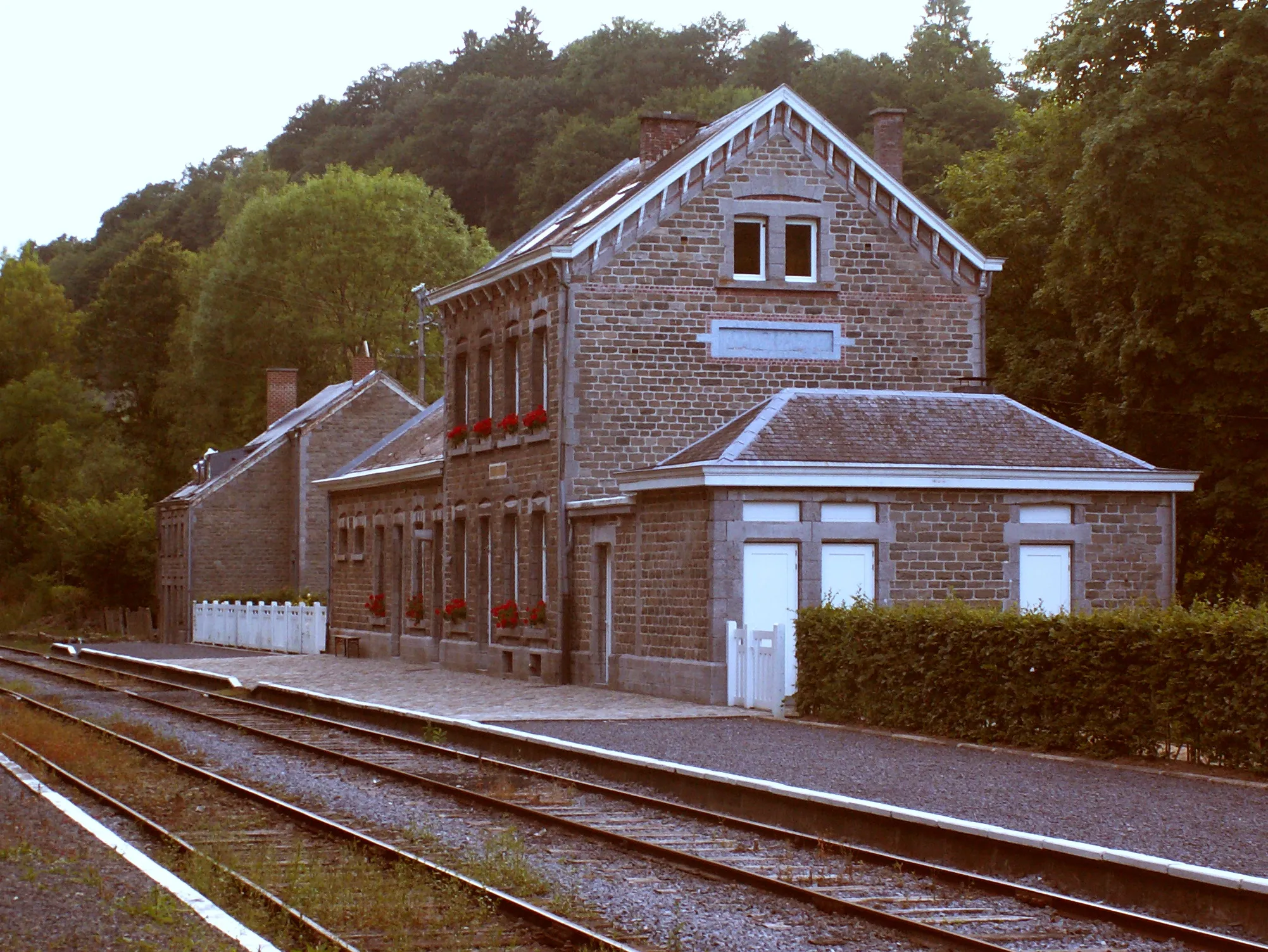 Photo showing: The Station of Dorinne-Durnal, along former Belgian railway line 128. This line is used for touristic traffic by Touristic Railway Heritage (PFT-TSP).
The station is situated between the villages of Dorinne and Durnal. It was formerly connected to nearby quarries through a narrow gauge rail line.

The station has been bought by a member of this association who gives it back its original railway outward appearance (just check other photographs on wikimedia commons to compare)