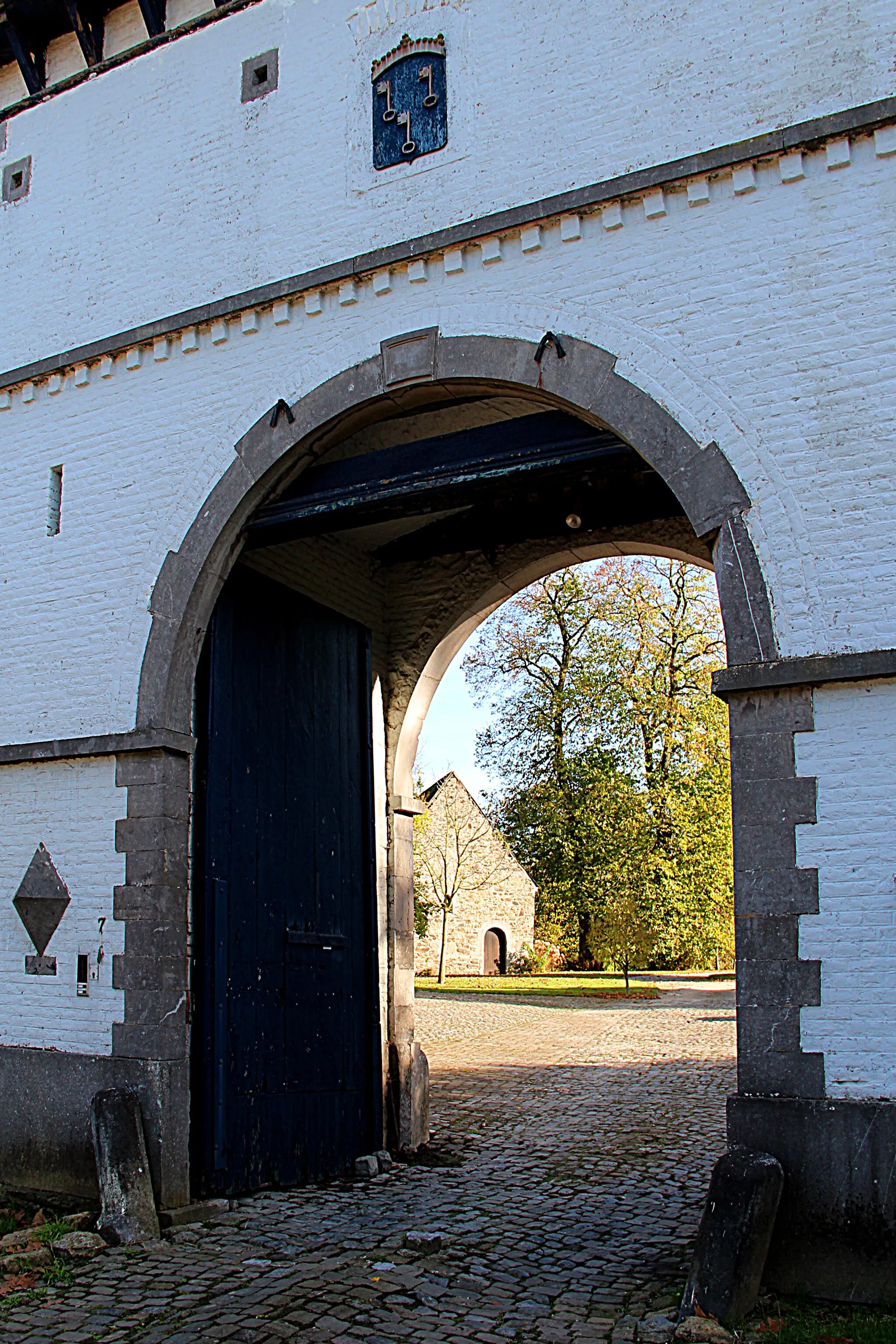 Photo showing: Grand Manil (Belgium), the chapel of Saints Peter and Paul (XIIth century) seen from the porch of the "de la Tour" castle.