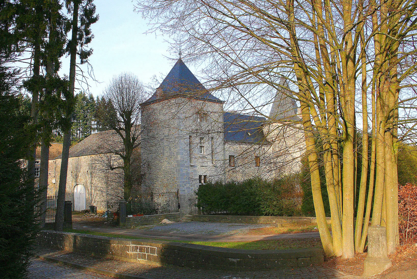 Photo showing: Emptinne Belgium, the farm of the de Fontaine castle.