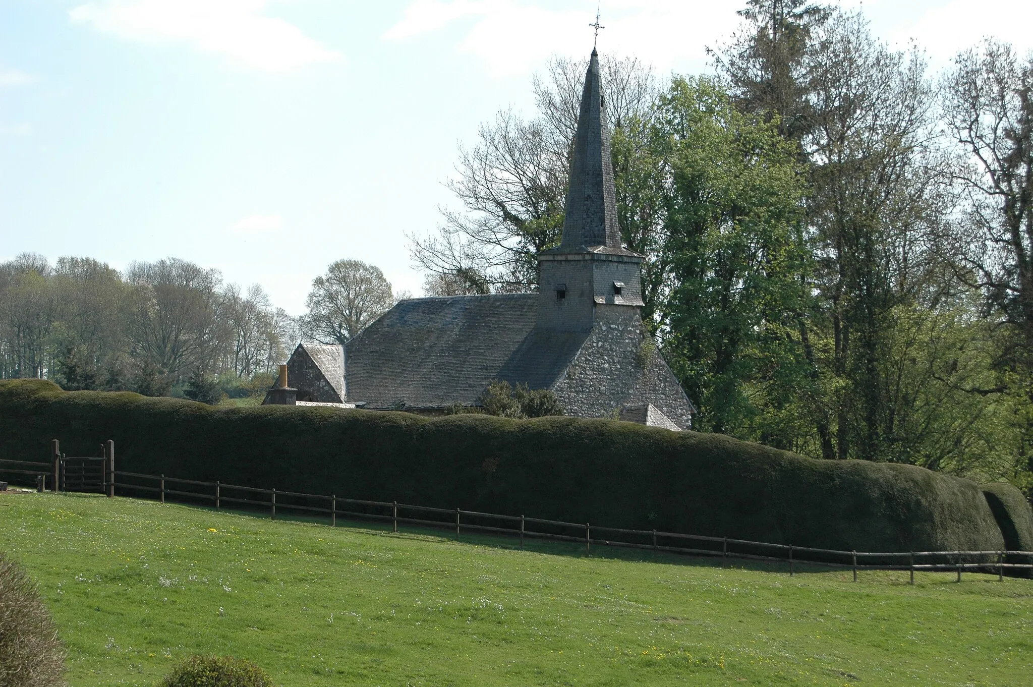 Photo showing: La chapelle de Saint Fontaine, avec la haie qui entoure celle-ci.