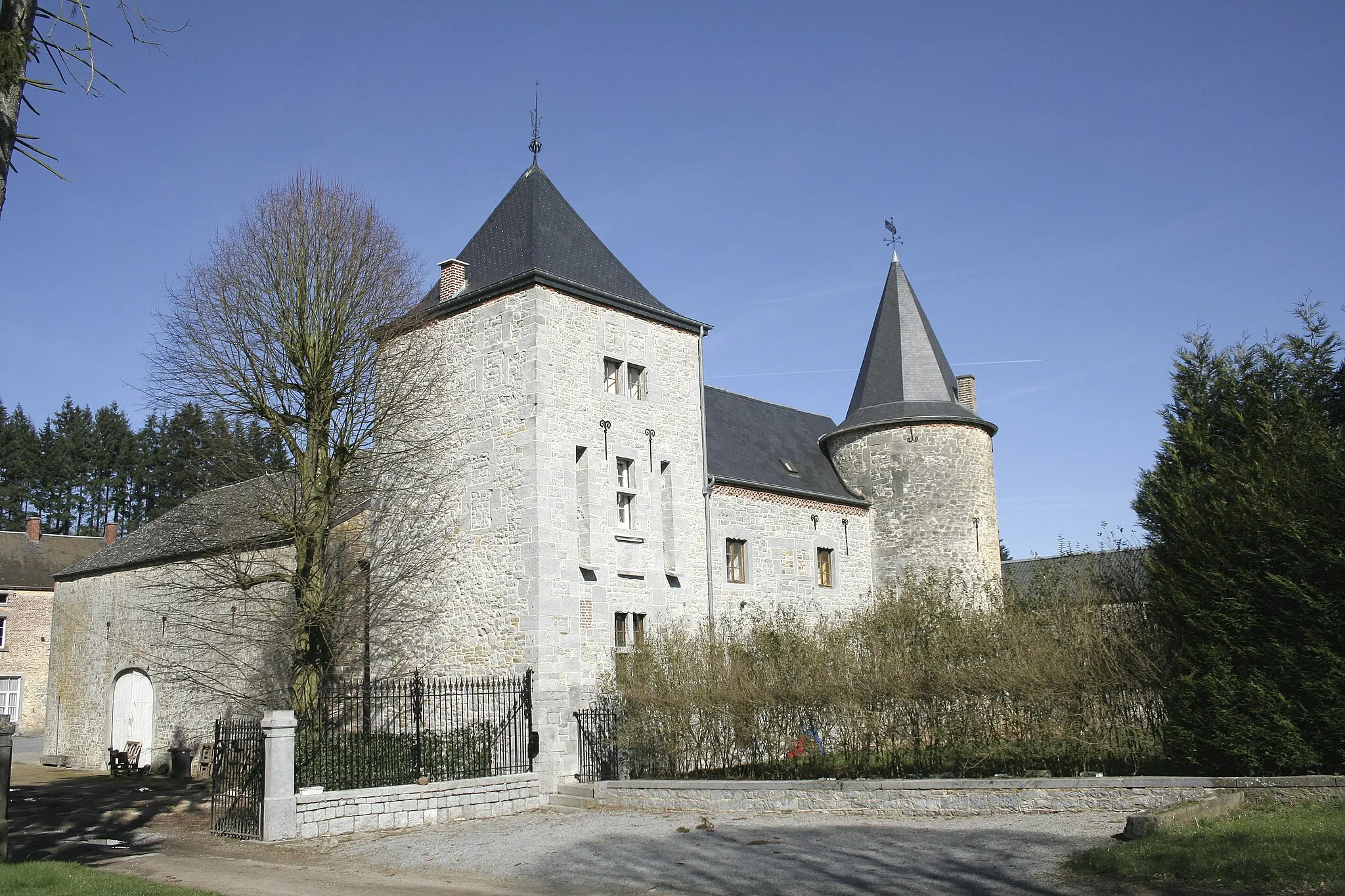 Photo showing: Emptinne (Belgium), the  « de Fontaine » castle-farm (XVIIth century).