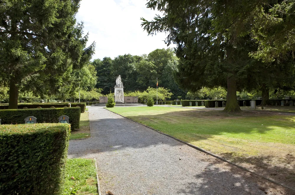 Photo showing: Le cimetière militaire de Champion, qui abrite les dépouilles de soldats belges et français de la guerre de 14-18.