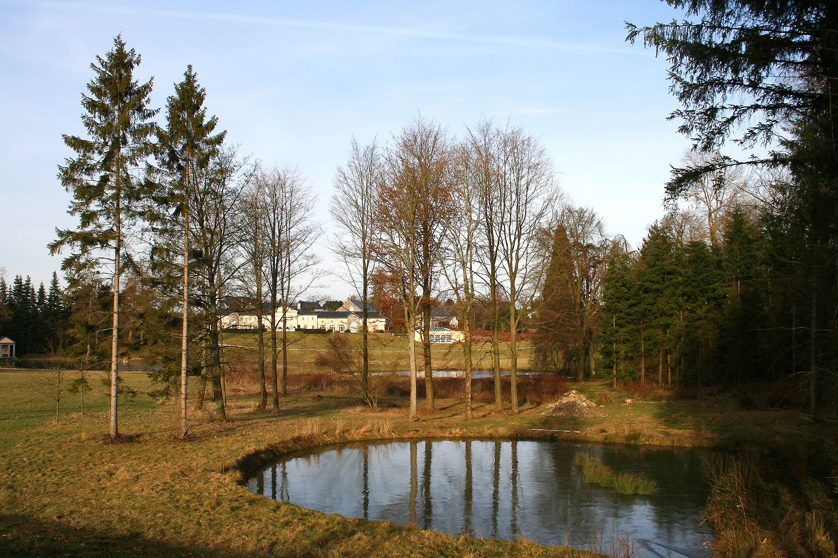 Photo showing: Scy (Belgium), the parc of the castle and its ponds. château et ses étangs.