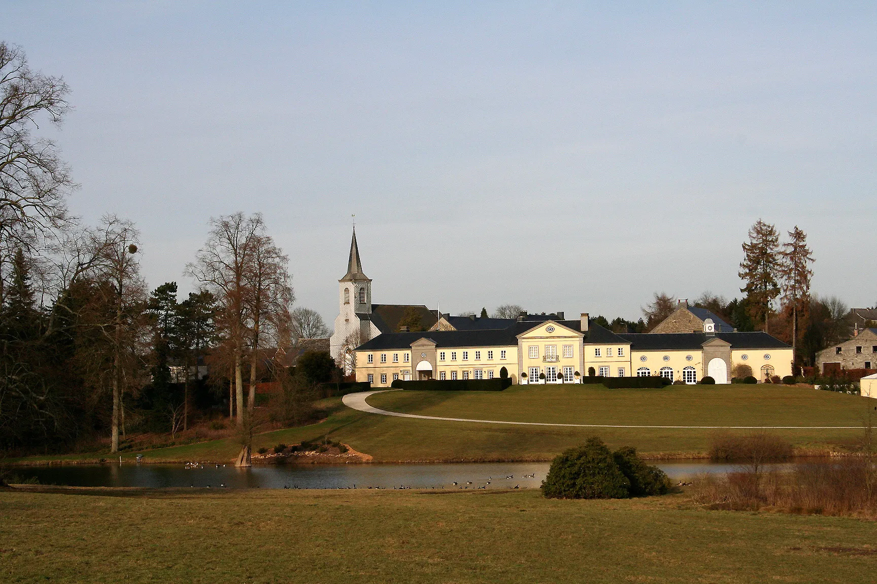 Photo showing: Scy (Belgium), the neighbourhood of the church, the castle and its park.