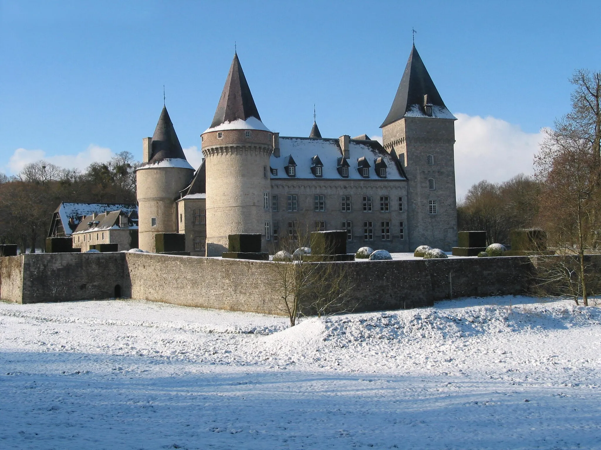 Photo showing: Anthée (Belgium), the "de Fontaine" castle (XVIth century).