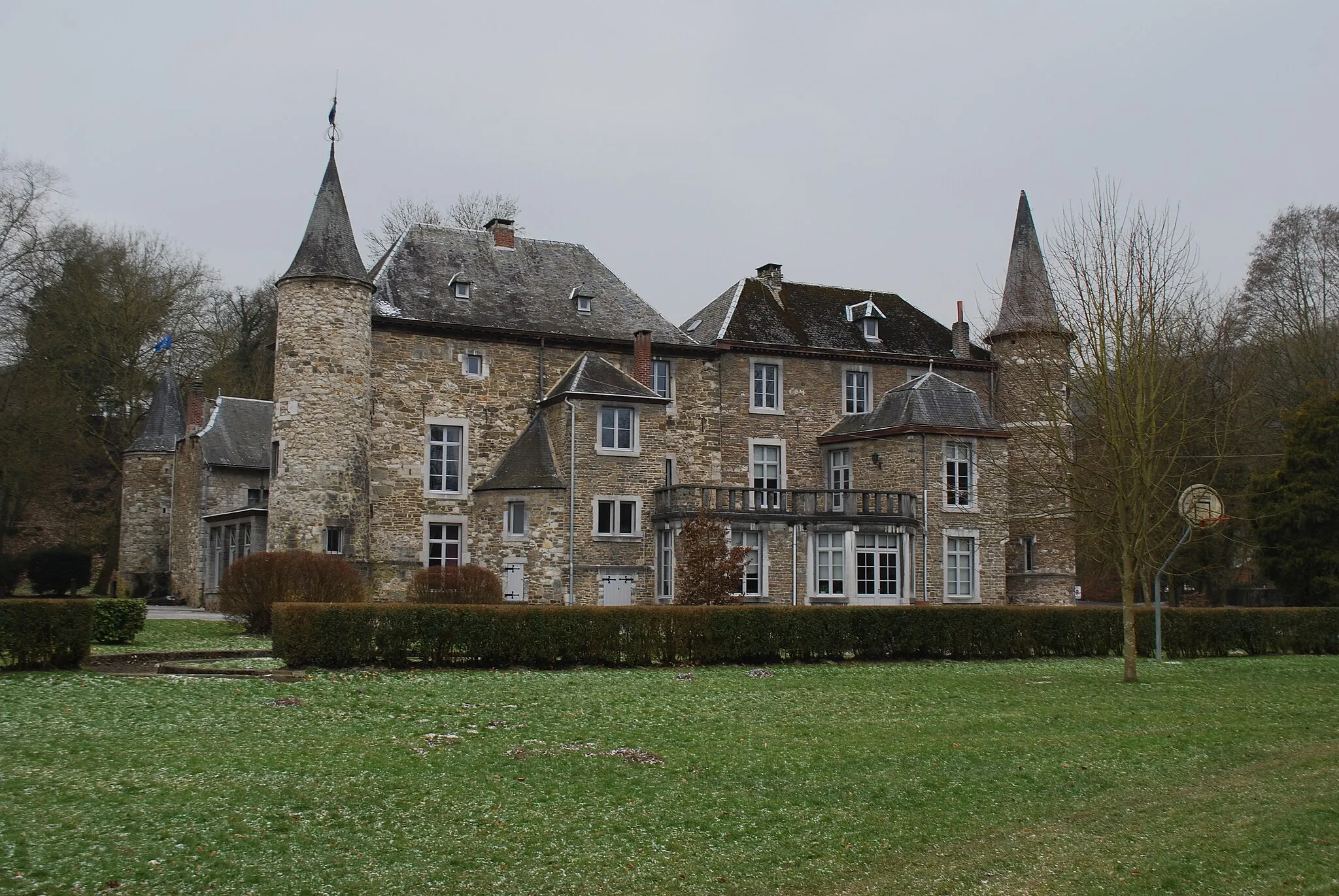 Photo showing: Vue du château du Vieux Fourneau, siège de l'administration communale de Hamoir.