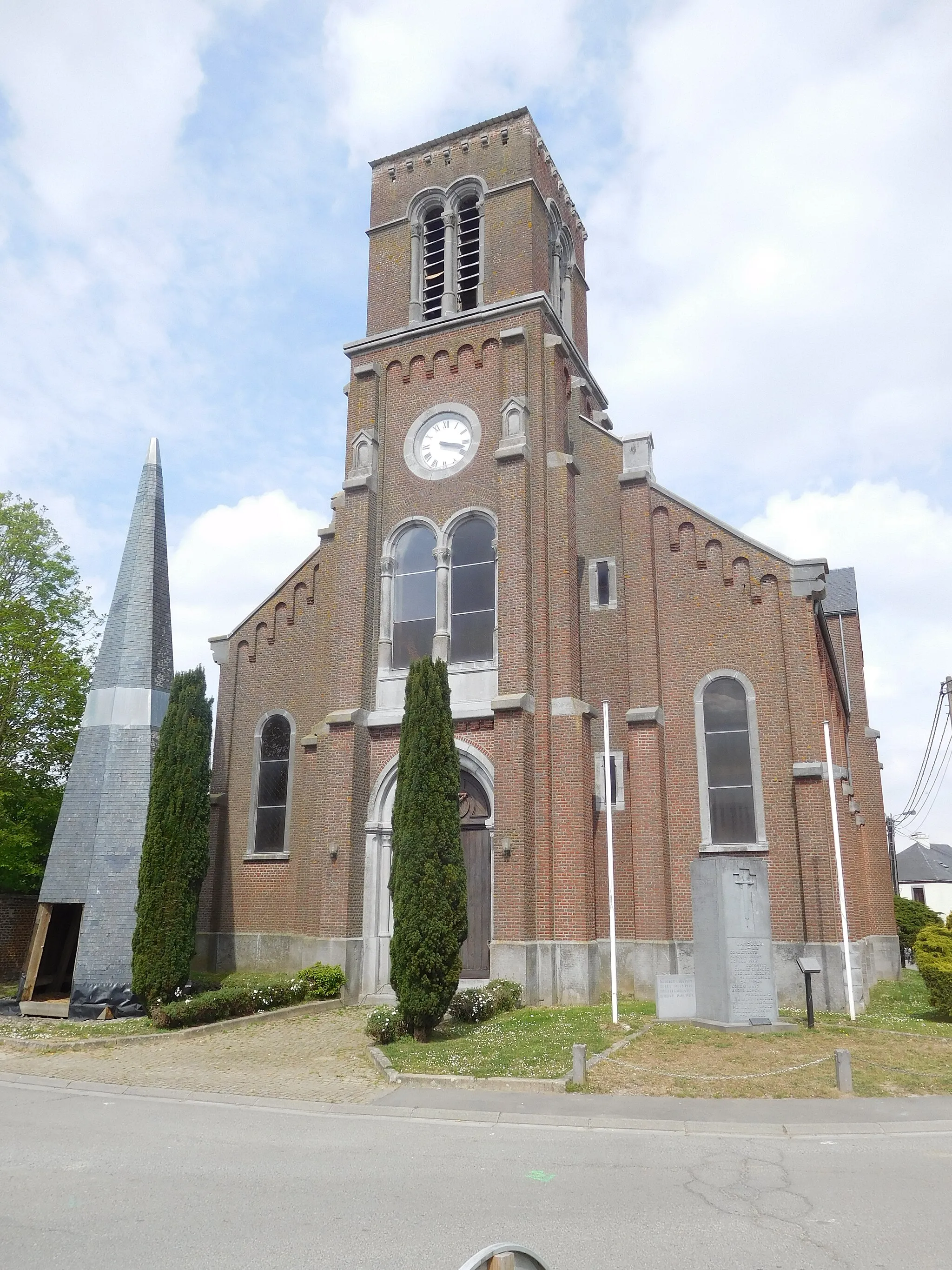 Photo showing: L'église Saint-Martin, à Warisoulx, a eu son clocher détaché de la tour, déposé au sol et aménagé comme lieu de réunion... (Namur, Belgium)