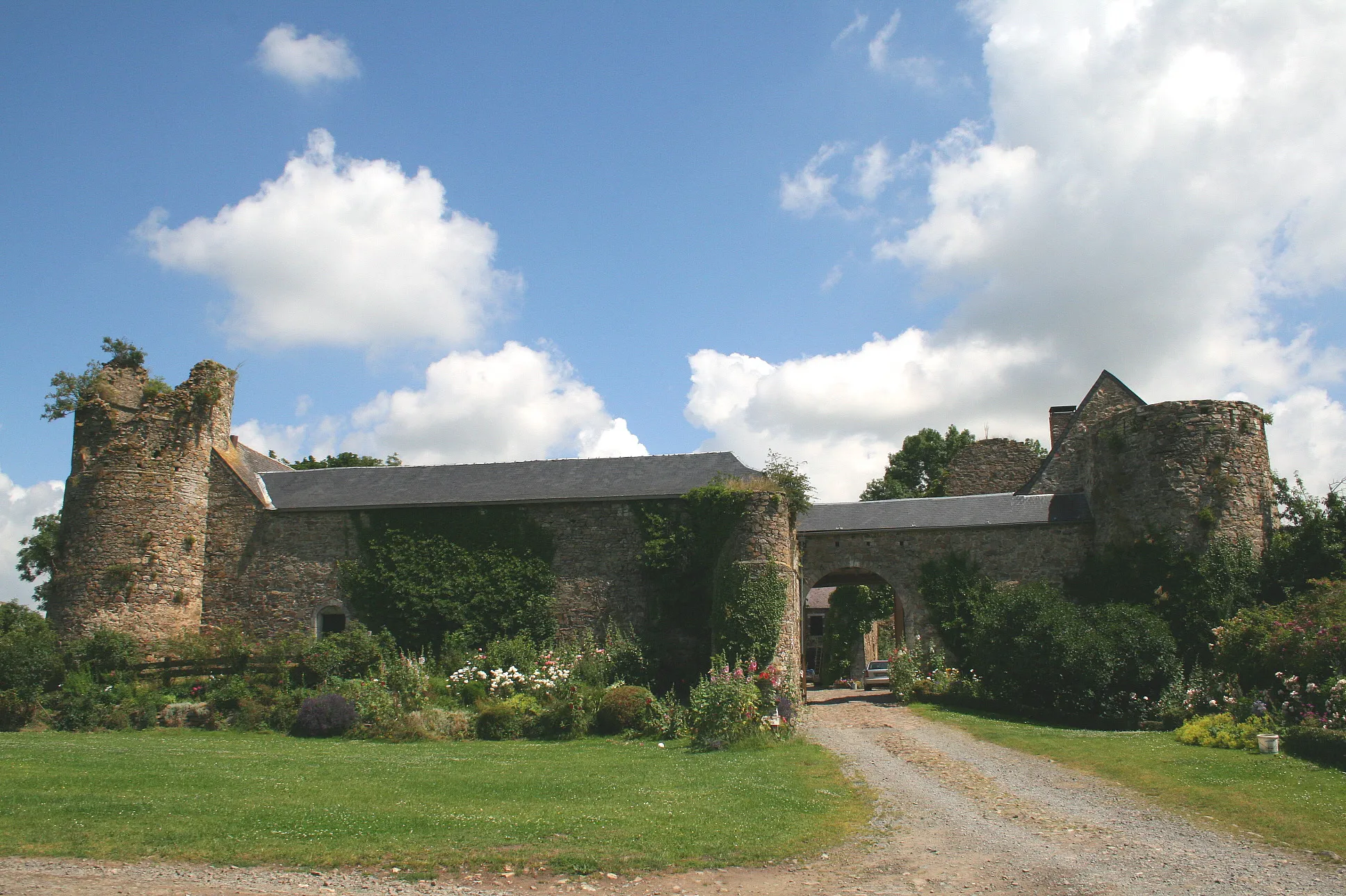 Photo showing: Opprebais, Belgique, the castle farm (XIIIth century).