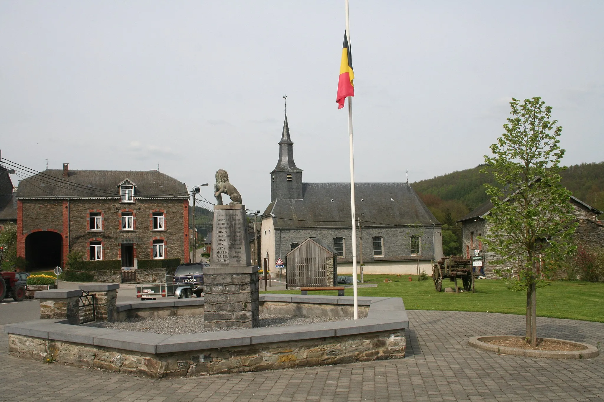 Photo showing: Laforêt (Belgium), the public square of the village.