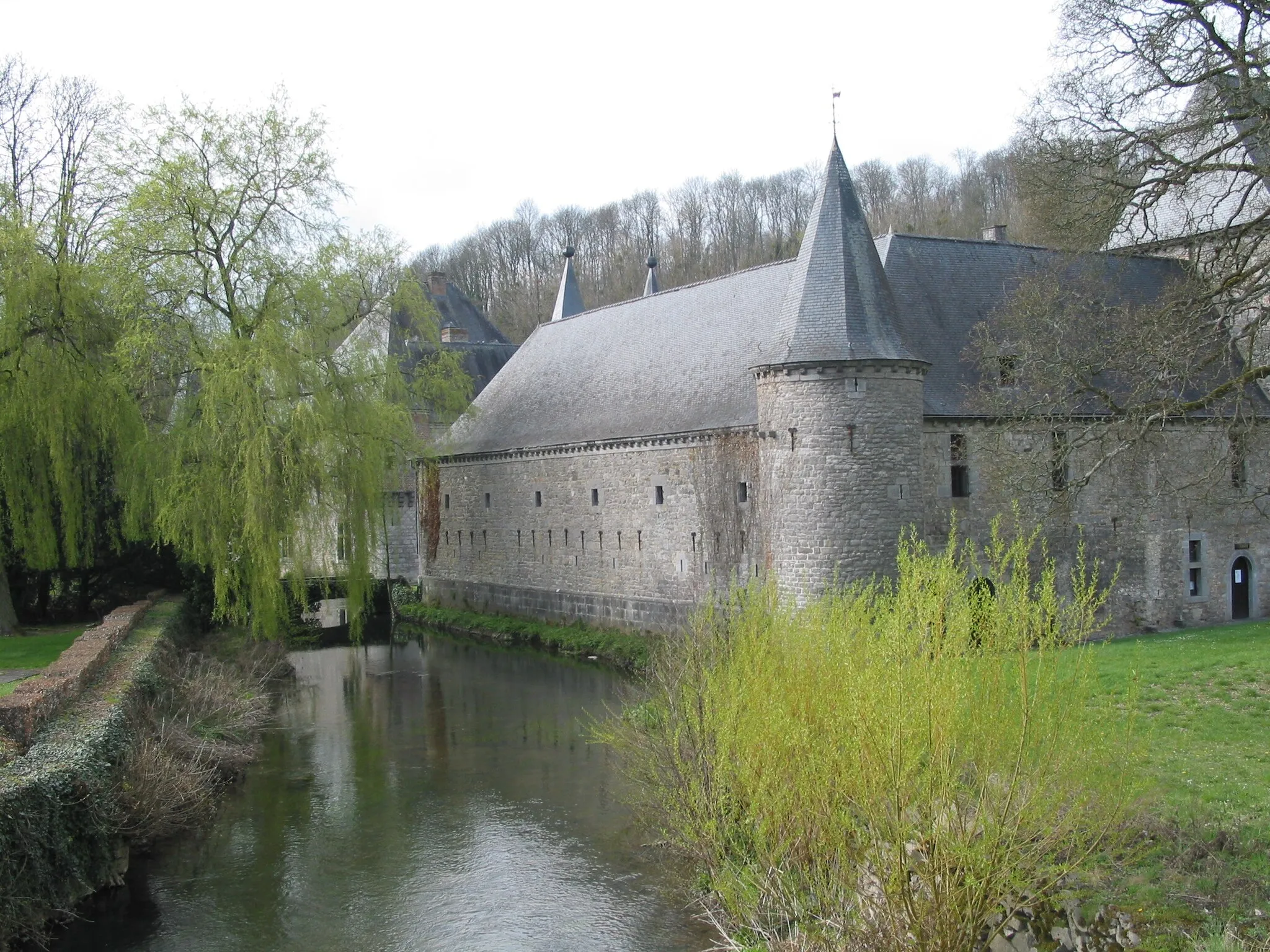 Photo showing: Spontin (Belgium), the Bocq river alongside the castle walls (XIII/XVI centuries).