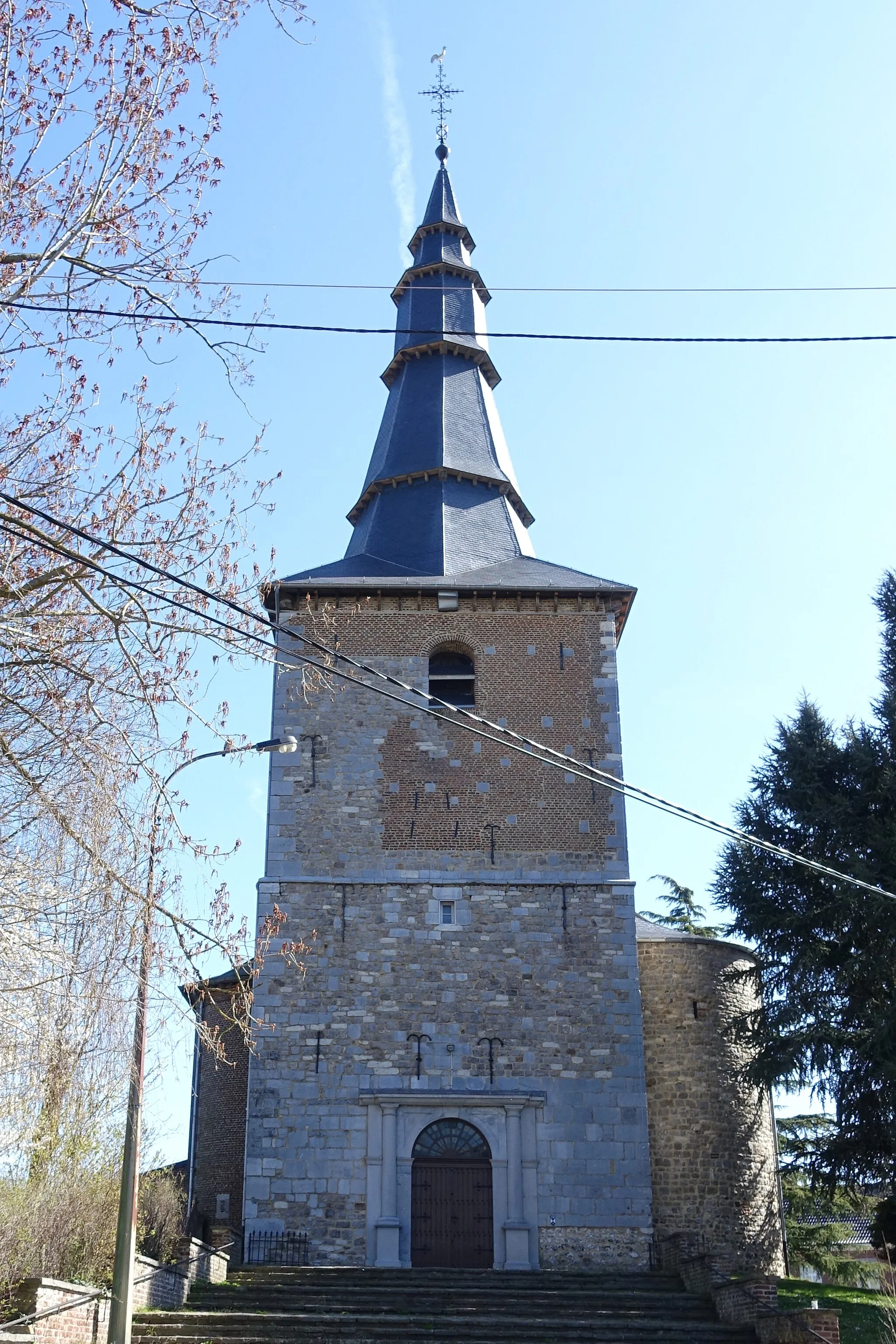 Photo showing: Tour de l'Église Saint-Martin Thisnes (Hannut)  La tour carrée classée fut construite vers le début du XIIIme siècle;  elle servait de refuge aux habitants en cas de danger.