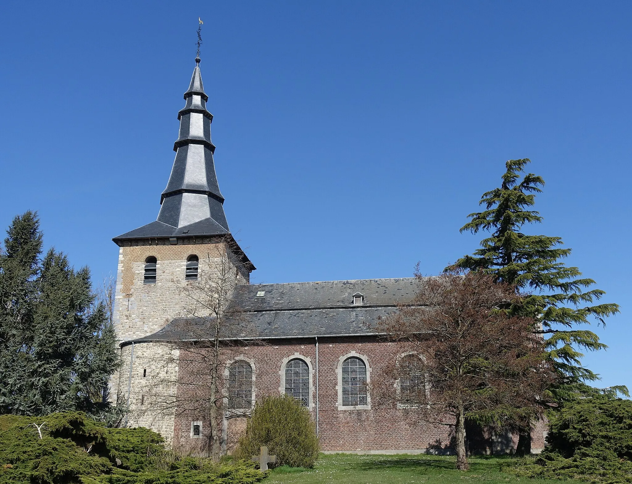 Photo showing: Église Saint-Martin Thisnes (Hannut)  La tour carrée classée fut construite vers le début du XIIIme siècle;  elle servait de refuge aux habitants en cas de danger.