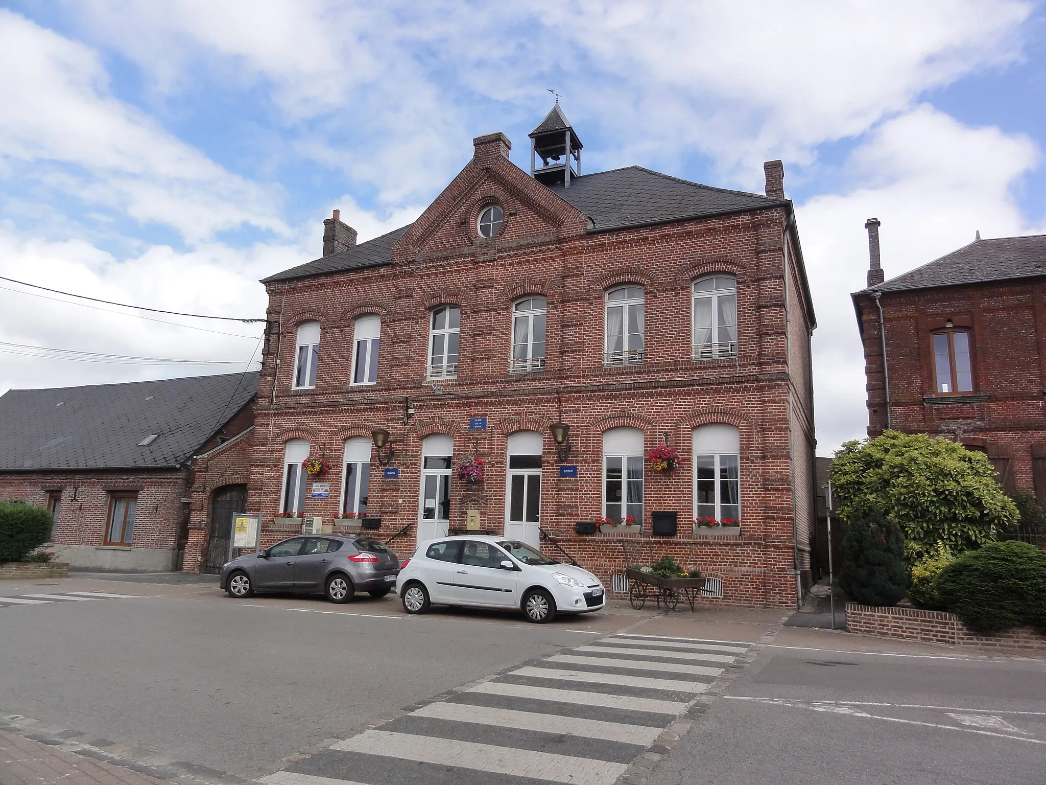 Photo showing: Landouzy-la-Cour (Aisne) mairie-école
