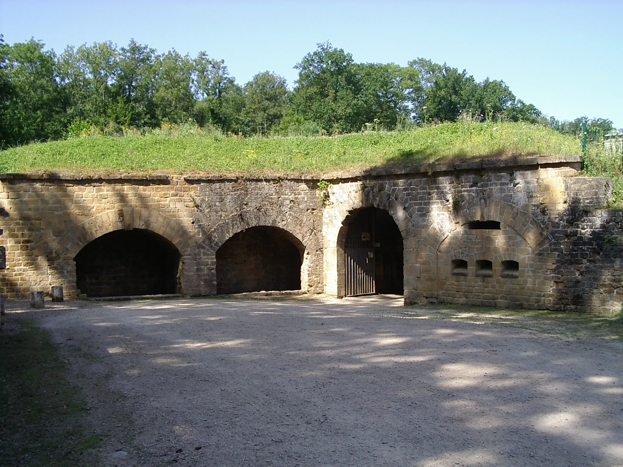 Photo showing: Le Fort des Ayvelles est un ouvrage militaire situé sur le territoire des communes de Villers-Semeuse et des Ayvelles dans les Ardennes.