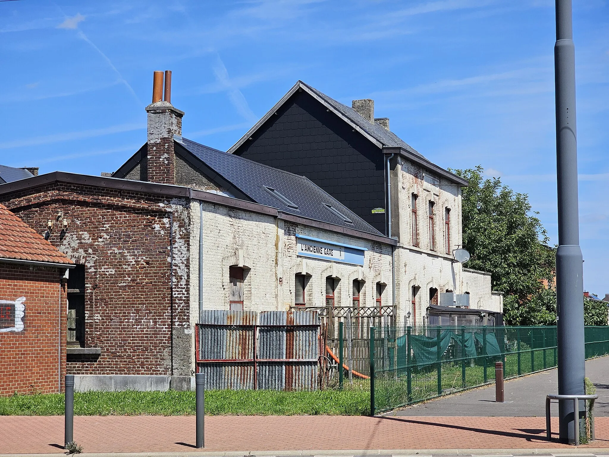 Photo showing: Le bâtiment de l'ancienne gare d'Anderlues, située sur la ligne 110 (Piéton - Bienne-lez-Happart) au kilomètre 4,9 (direction Buvrinnes). La halle aux marchandises a quant à elle été reconvertie en restaurant (avec logement à l'étage).
Adresse actuelle :  16 Rue de la Station - 6150 Anderlues.