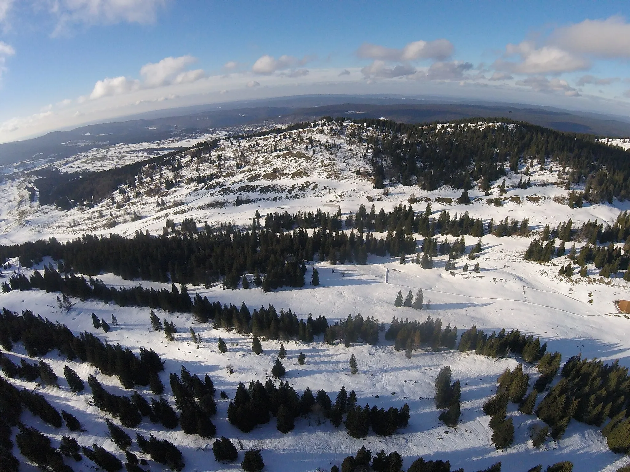 Photo showing: Le Noirmont, a mountain of the Jura, located north of Saint-Cergue in the canton of Vaud. Aerial view from the south.