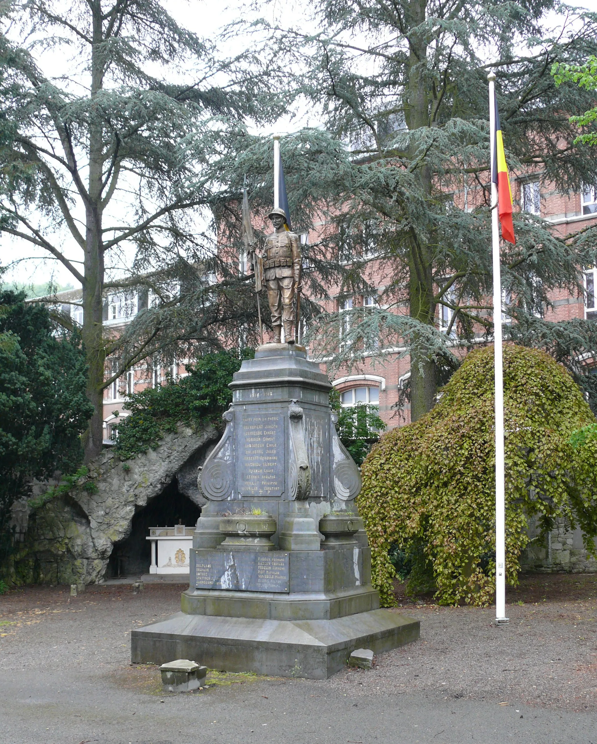 Photo showing: War memorial for 1st World War soldiers in the church yard of St-Berthuin Church in Malonne (Namur). The statue was cast by the firm 'Dehin frères' from Liège