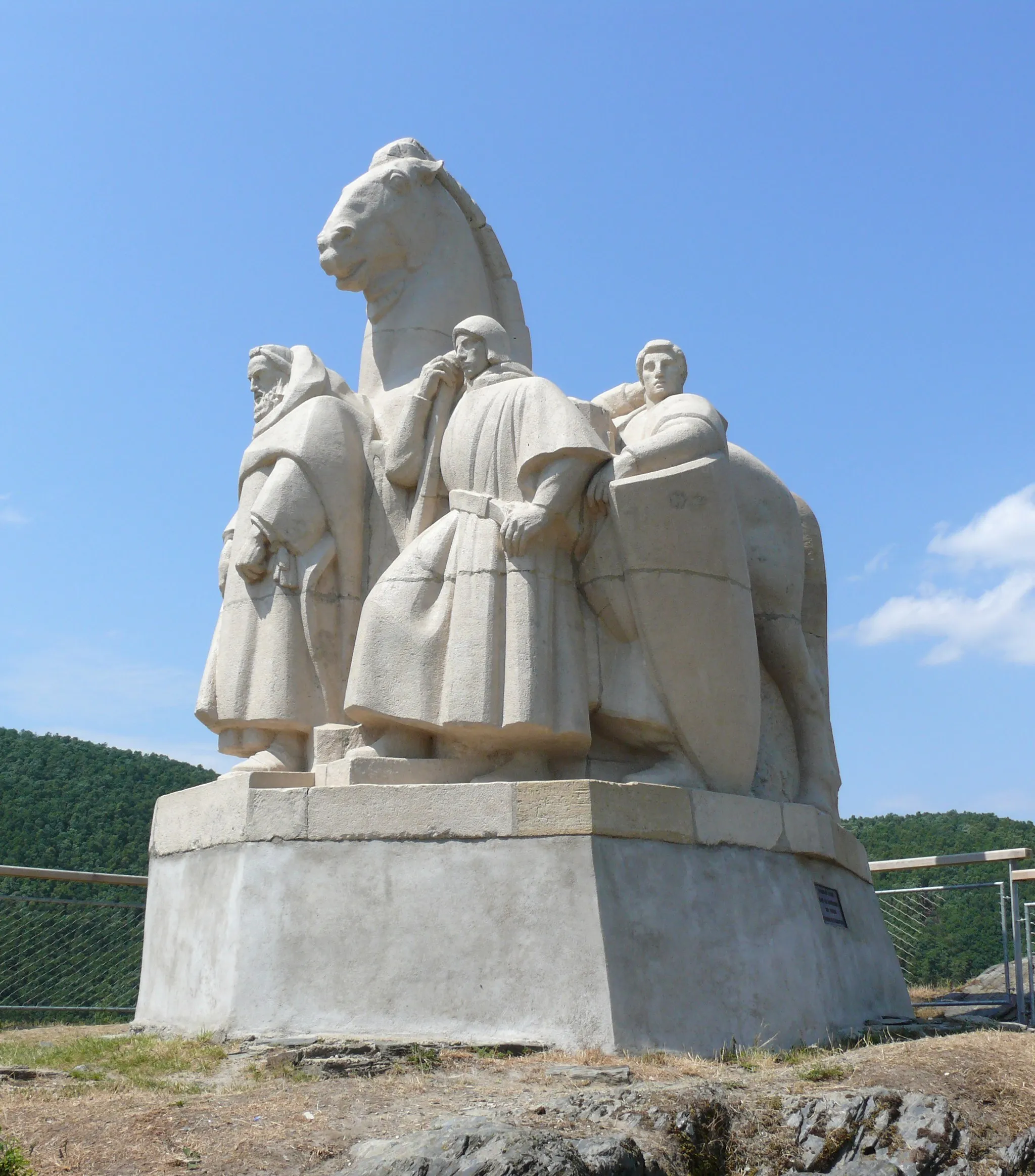 Photo showing: Monument for the Four Sons of Aymon and Steed Bayard at Bogny sur Meuse.