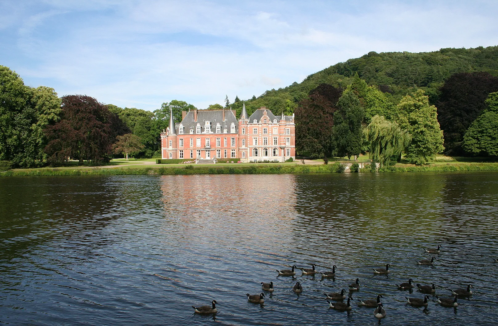 Photo showing: Dave (Belgium), the Meuse River and the  « Fernan-Nunez » castle (XVIIth century).