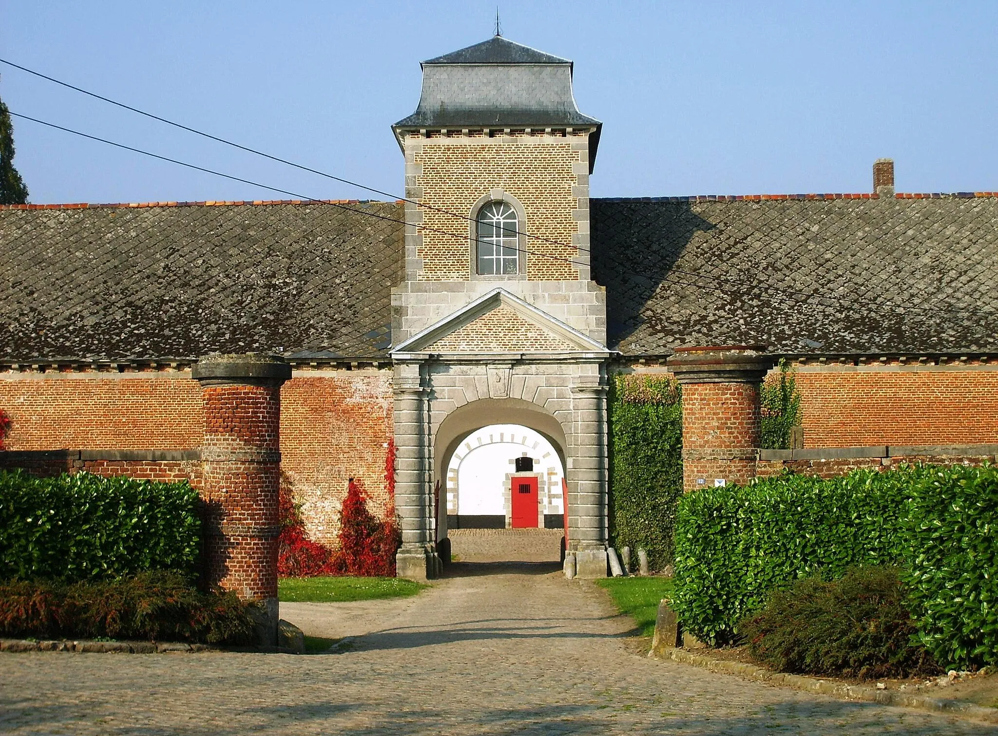 Photo showing: Bonne-Espérance Abbey, Vellereille-les-Brayeux (Belgium), the porch of the old barnyard (18th century).