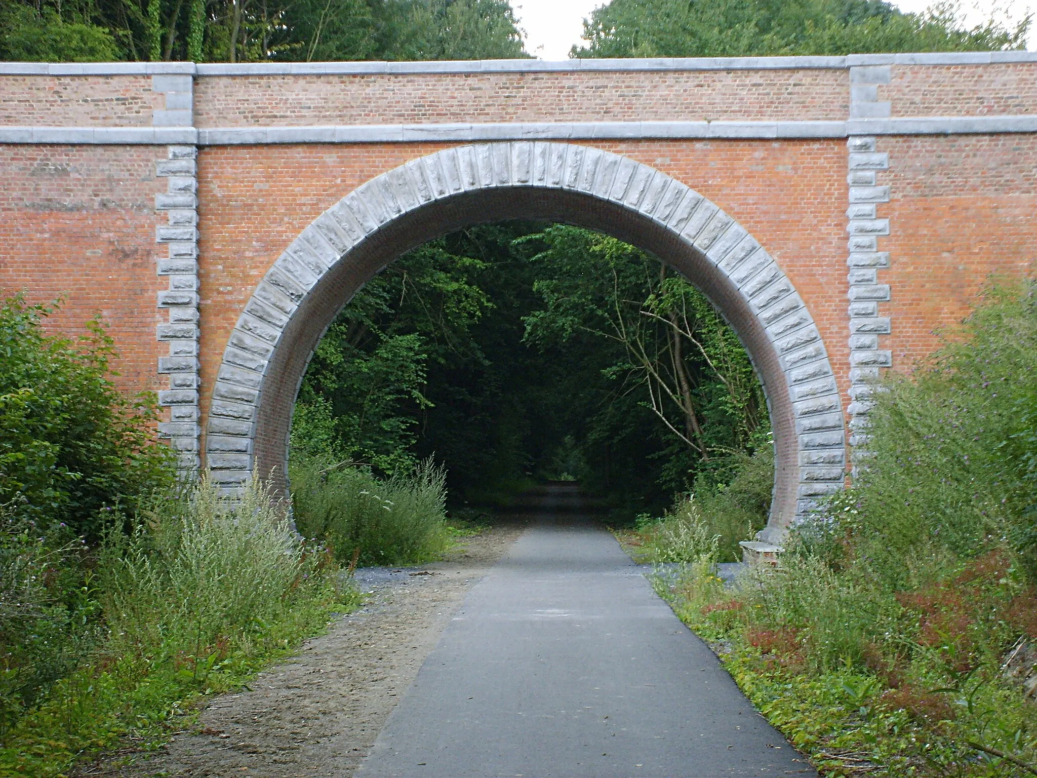 Photo showing: Vellereille-les-Brayeux (Belgium), bridge over the former railway line 108 (RAVeL network).