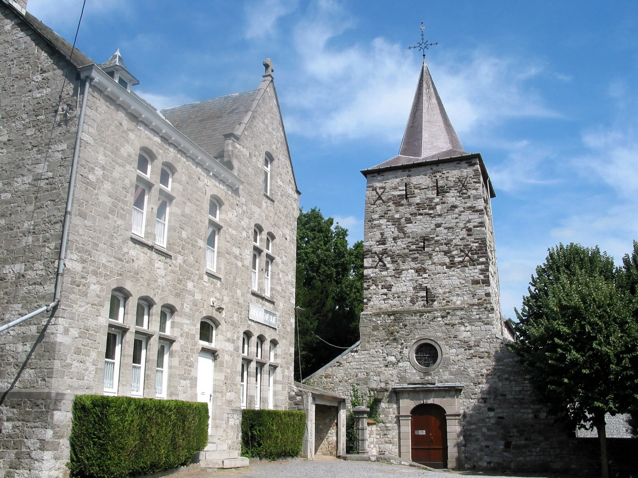 Photo showing: Bonneville (Belgium), the Saint Fermin's church (XIth century) and the previous presbitery.