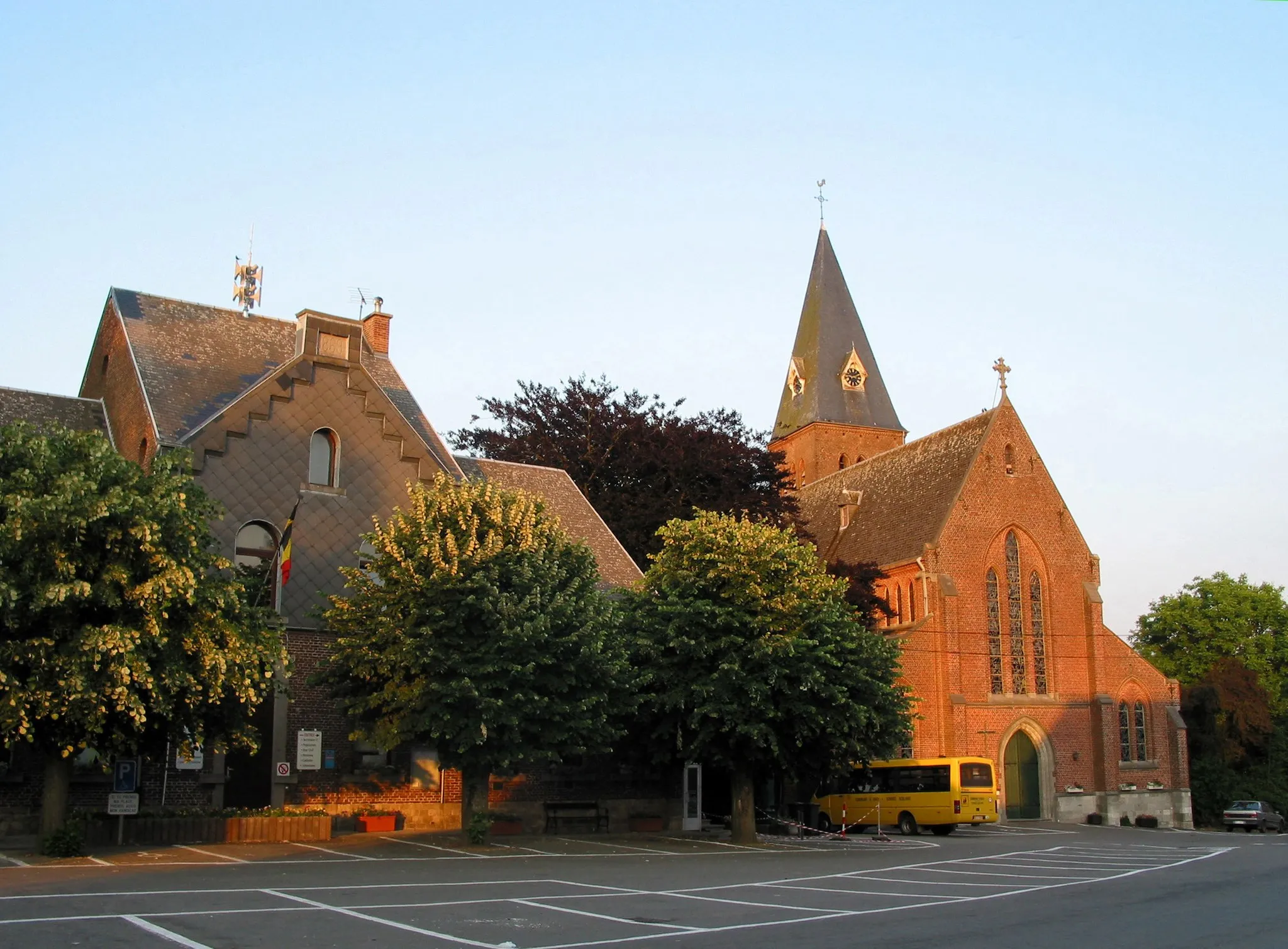 Photo showing: Ohey (Belgique), the town hall and the Saint Peter's church (1889-1890).