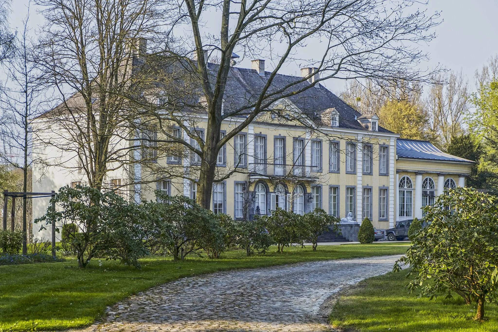 Photo showing: Grande demeure classique de style Louis XVI, en brique et calcaire enduite en jaune ocre.
Actuellement propriété privée.