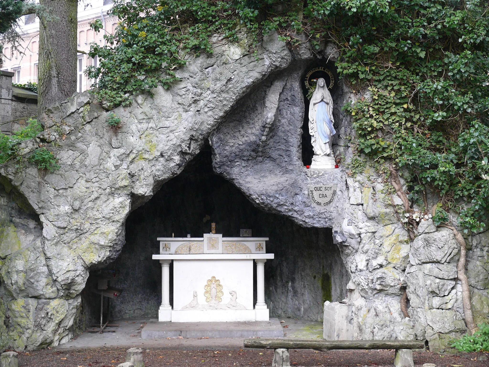 Photo showing: Virgin Mary Chapel outside St-Berthuin's church in Malonne (Namur).