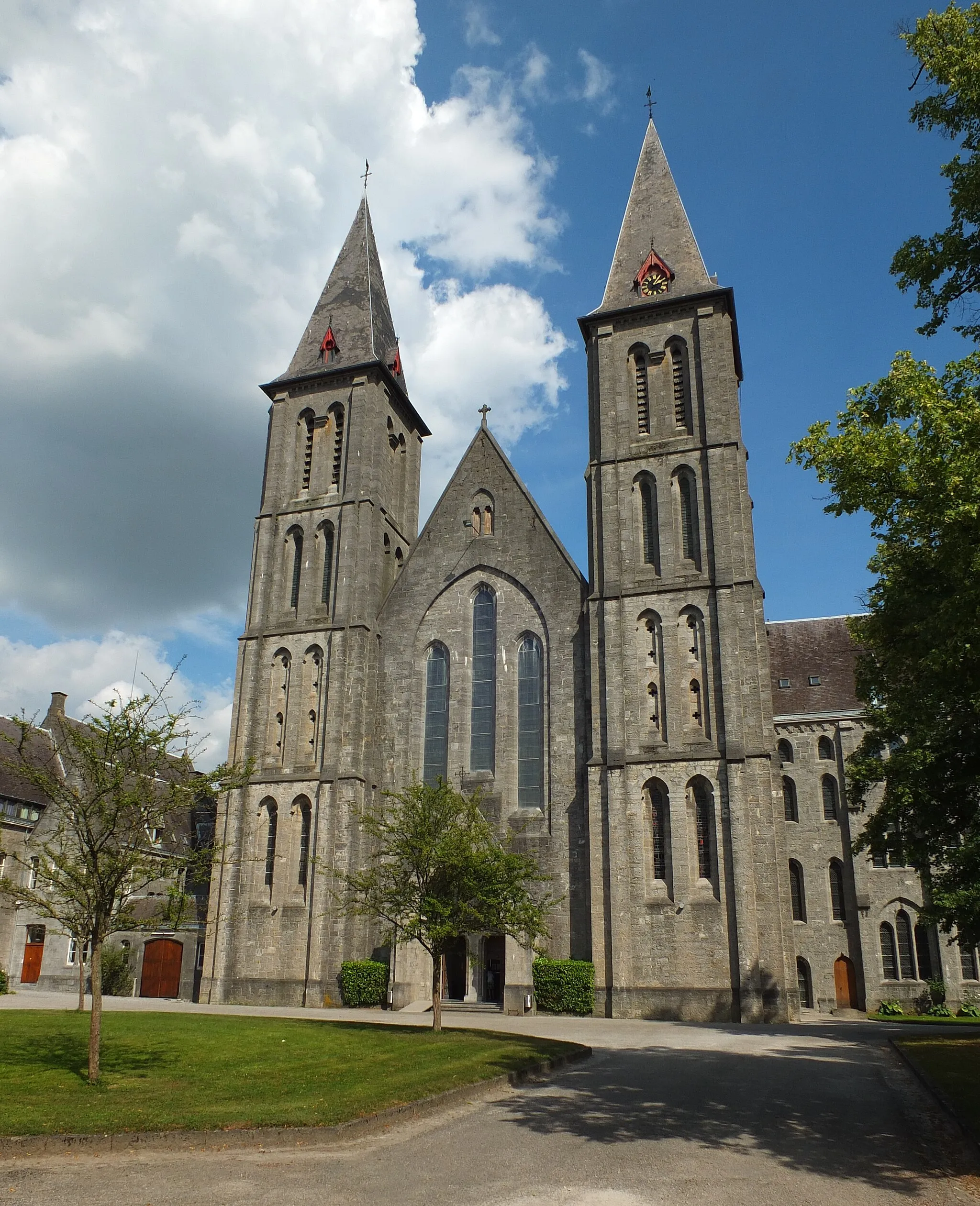 Photo showing: The church of Maredsous Abbey in Denée (Anhée), Namur, Wallonia, Belgium. De kerk is een bedevaartsoord ter ere van de Heilige Benedictus.