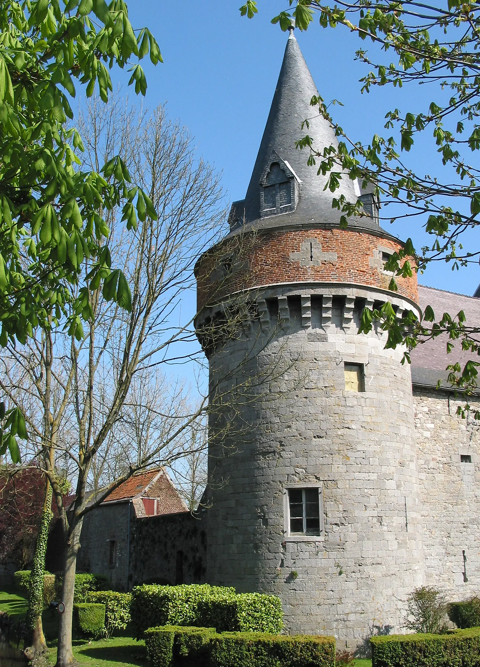 Photo showing: Solre-sur-Sambre (Belgique), le mur d'enceinte occidental et la tour située au sud-ouest du château (XIV/XVIe siècles).