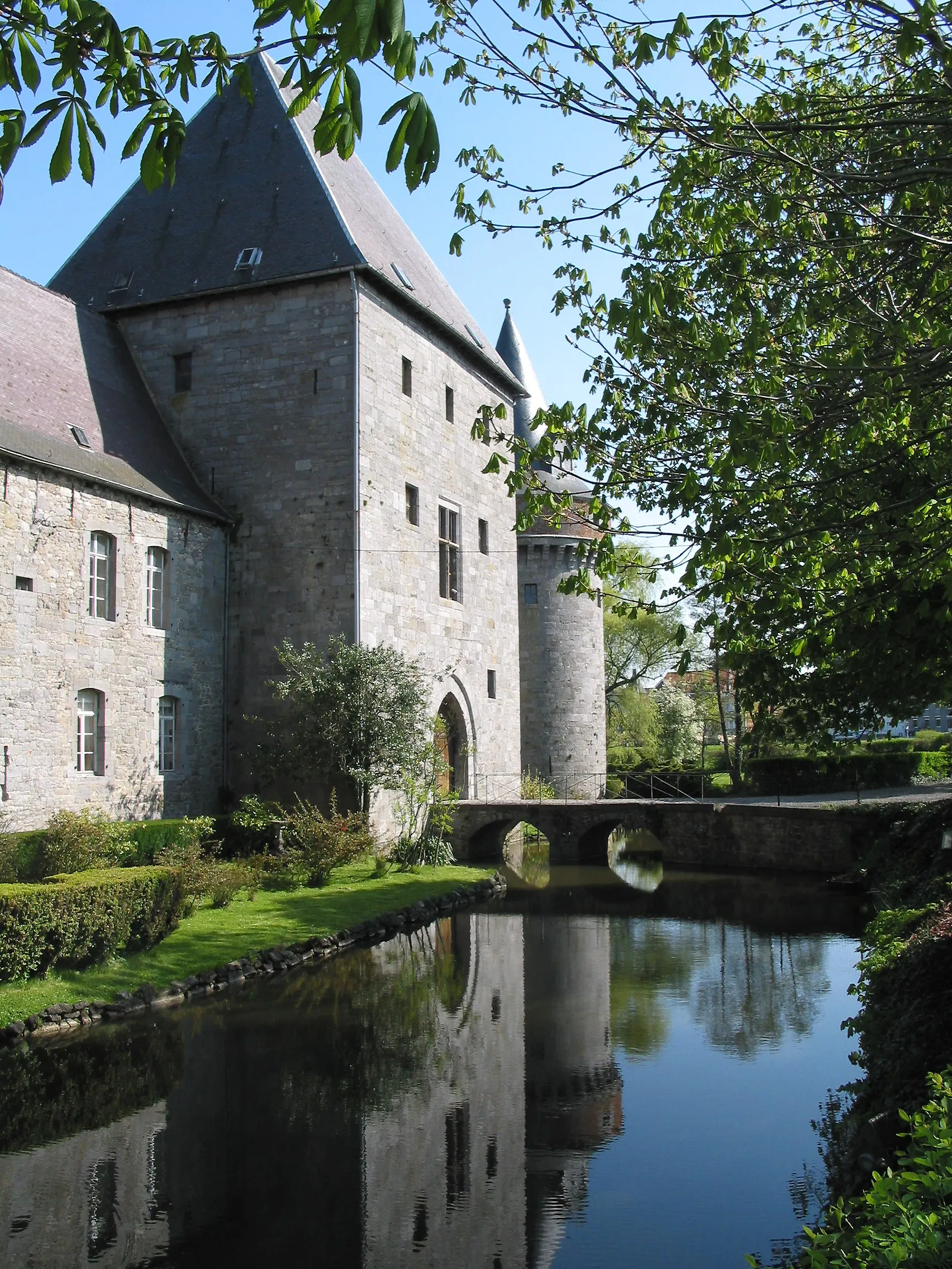 Photo showing: Solre-sur-Sambre (Belgique), le donjon-porche et son pont surplombant les douves du château (XIV/XVIe siècles).