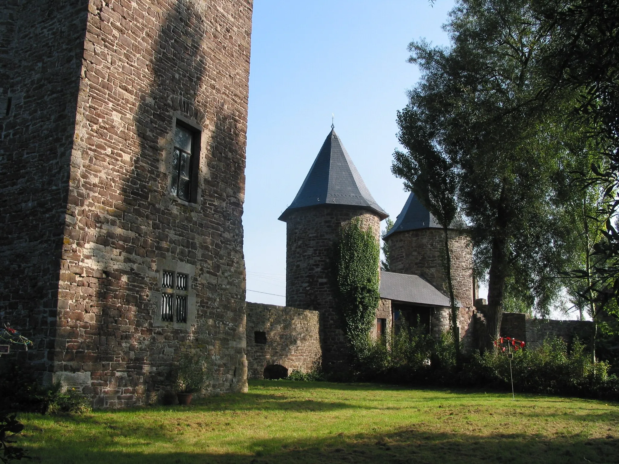 Photo showing: Sombreffe (Belgium), the entrance with its twins towers, the northern keep and the courtyard of the castle (XIII-XVth centuries).