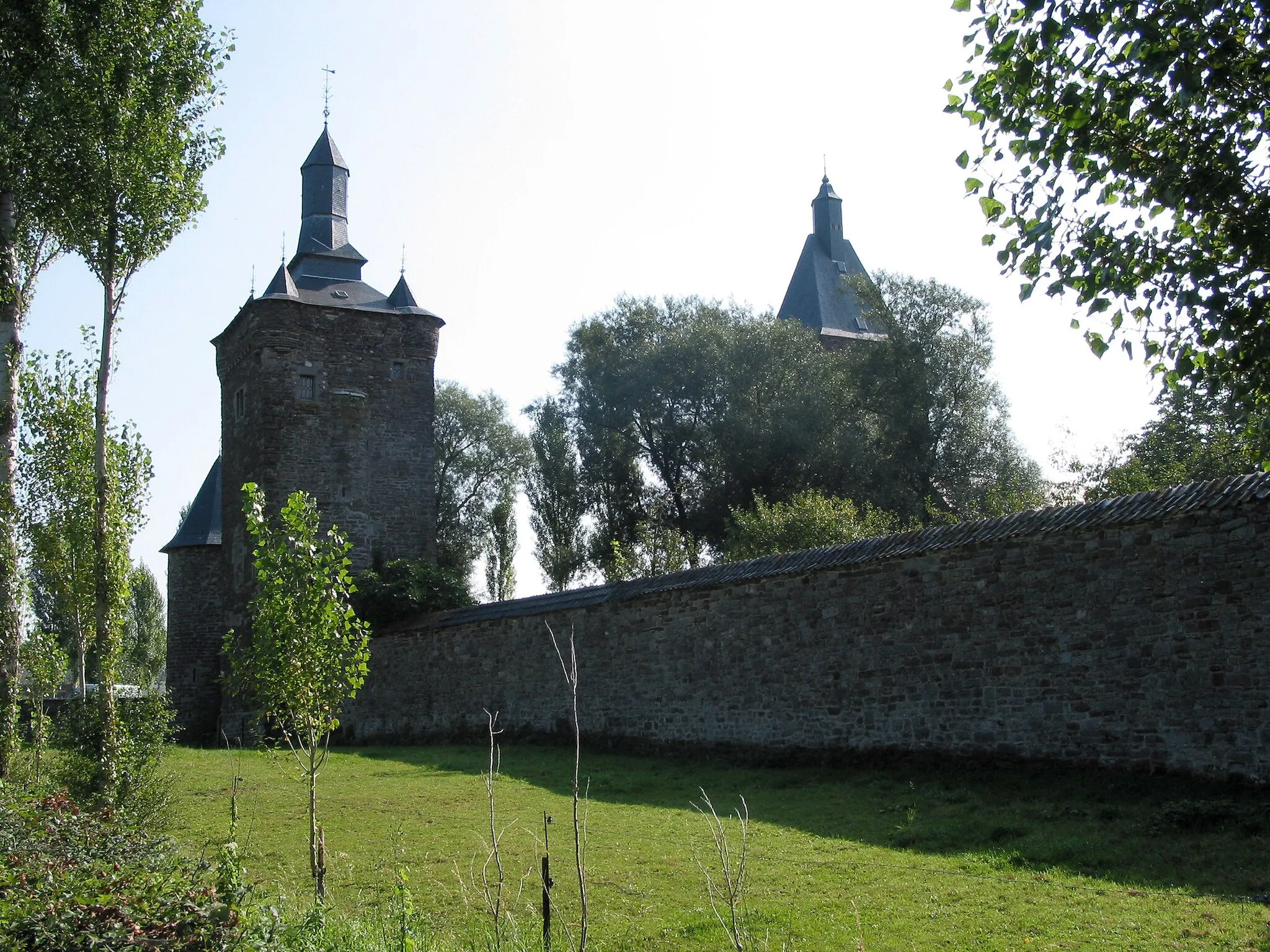 Photo showing: Sombreffe (Belgium), wall, northern keep, entrance tower and central keep of the castle (XIII-XVth centuries).