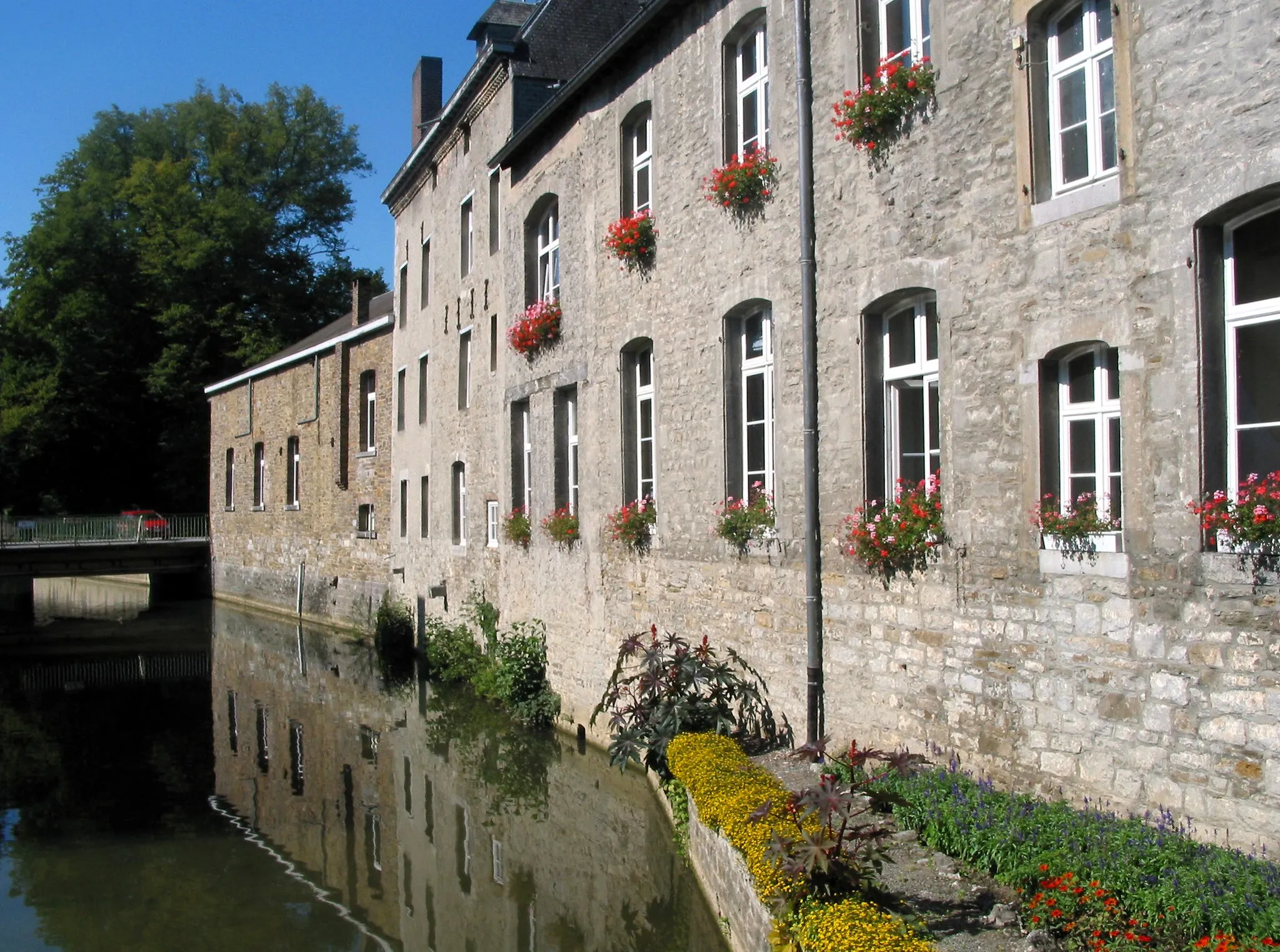 Photo showing: Yvoir (Belgium), the Bocq river alongside the south wing of the communal house